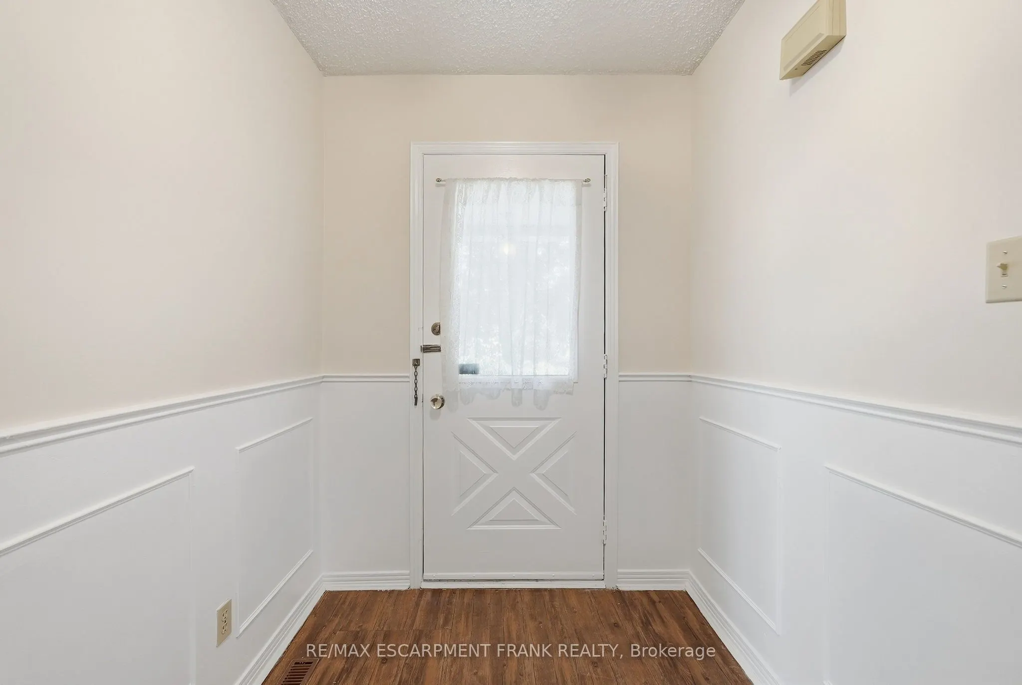 471 KNIGHTSBRIDGE Crescent