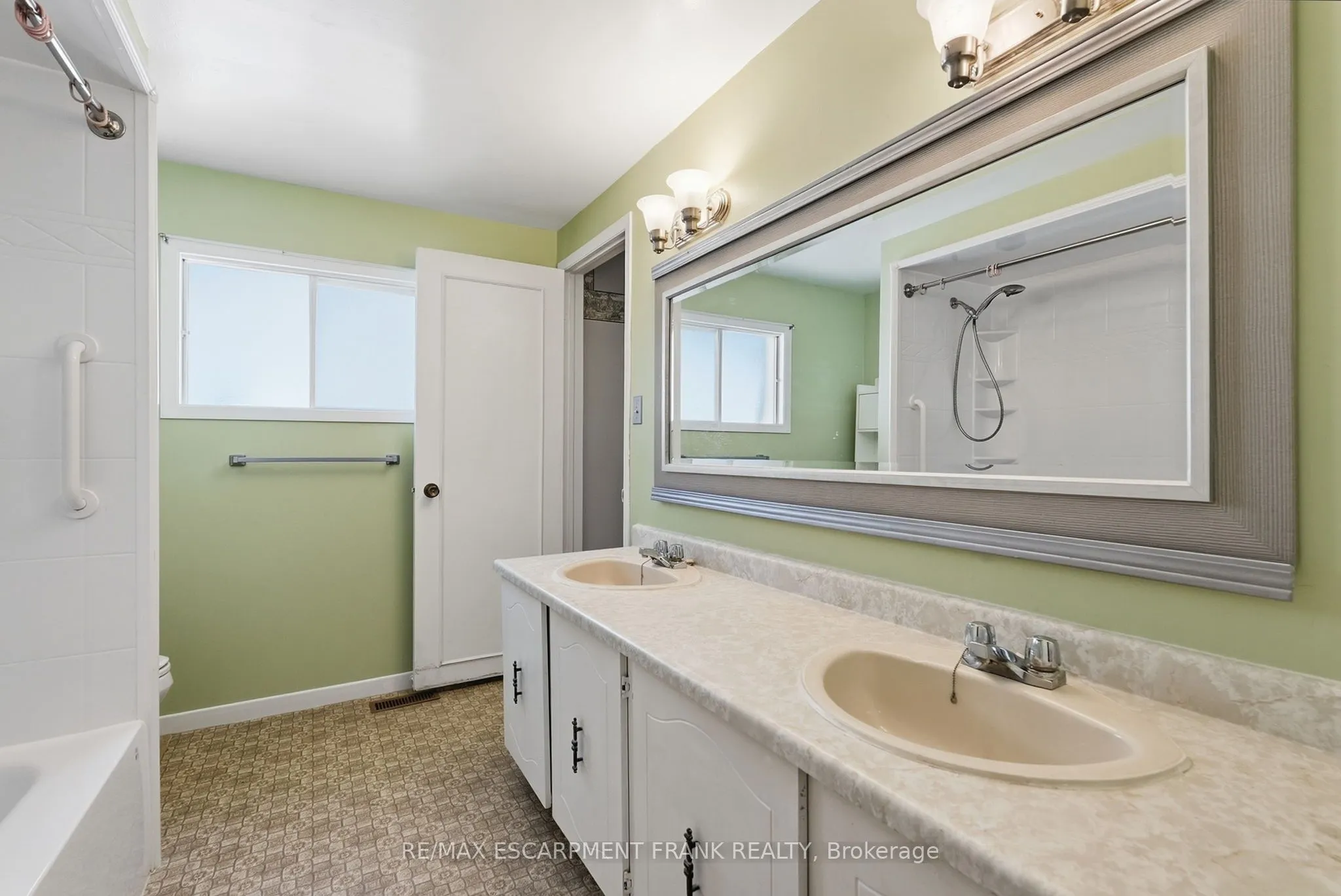 471 KNIGHTSBRIDGE Crescent