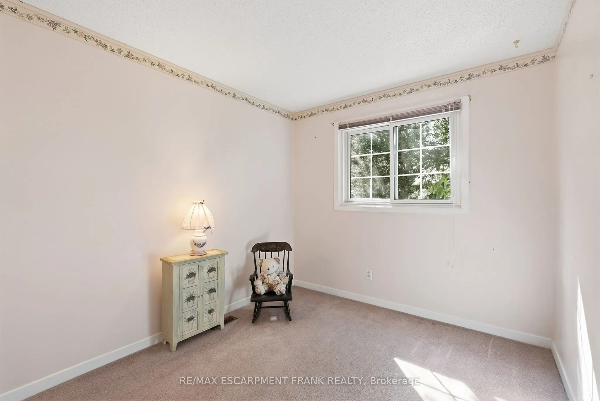 471 KNIGHTSBRIDGE Crescent