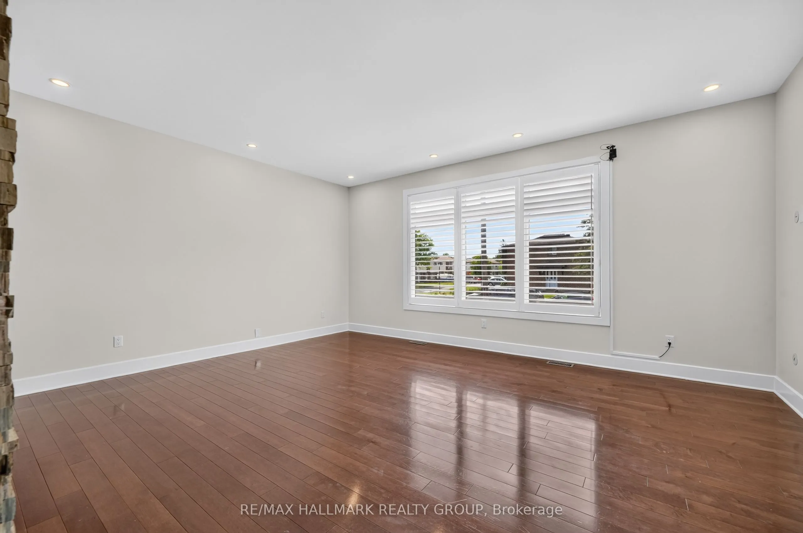 1559 Queensdale Avenue
