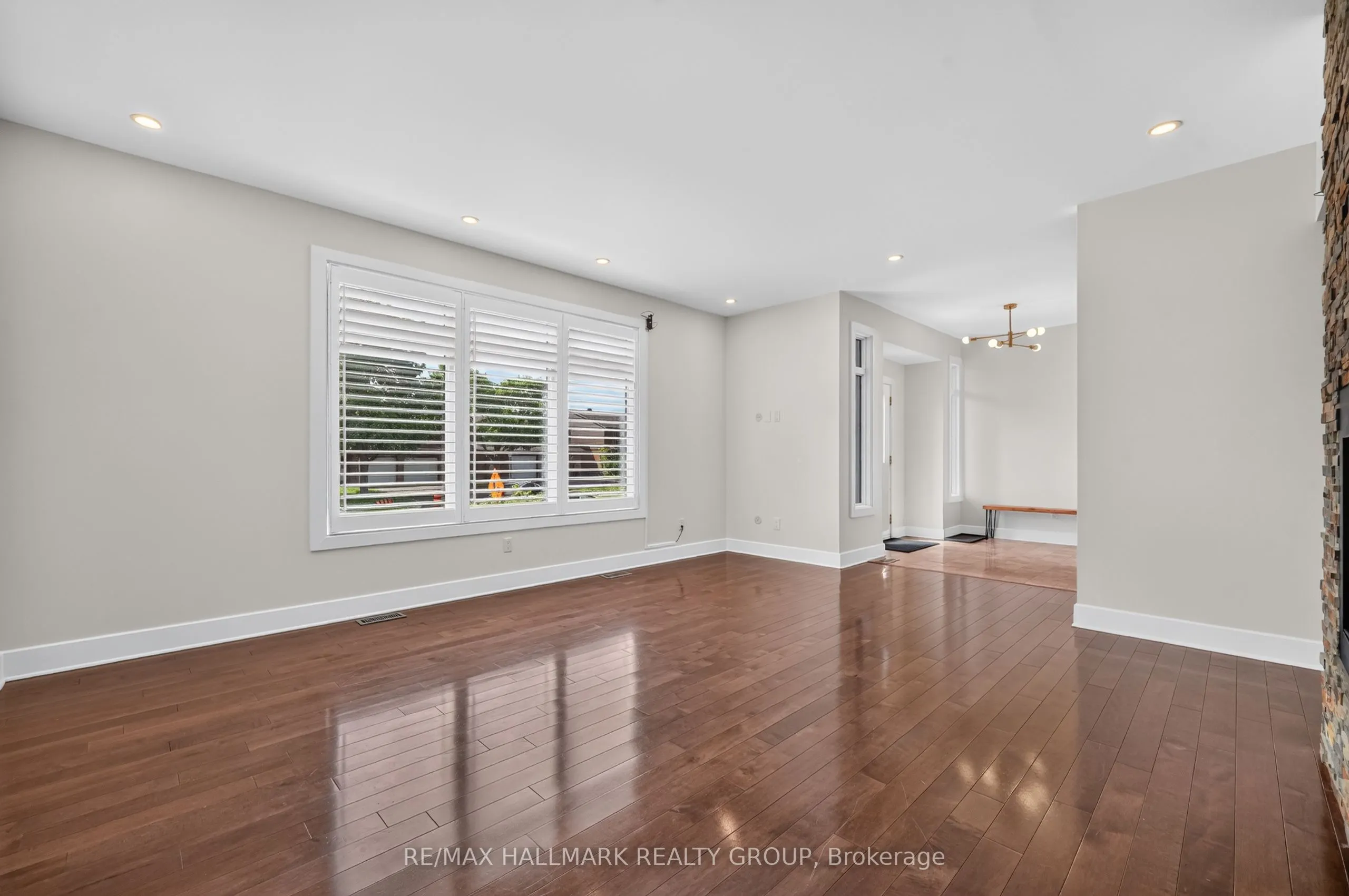 1559 Queensdale Avenue