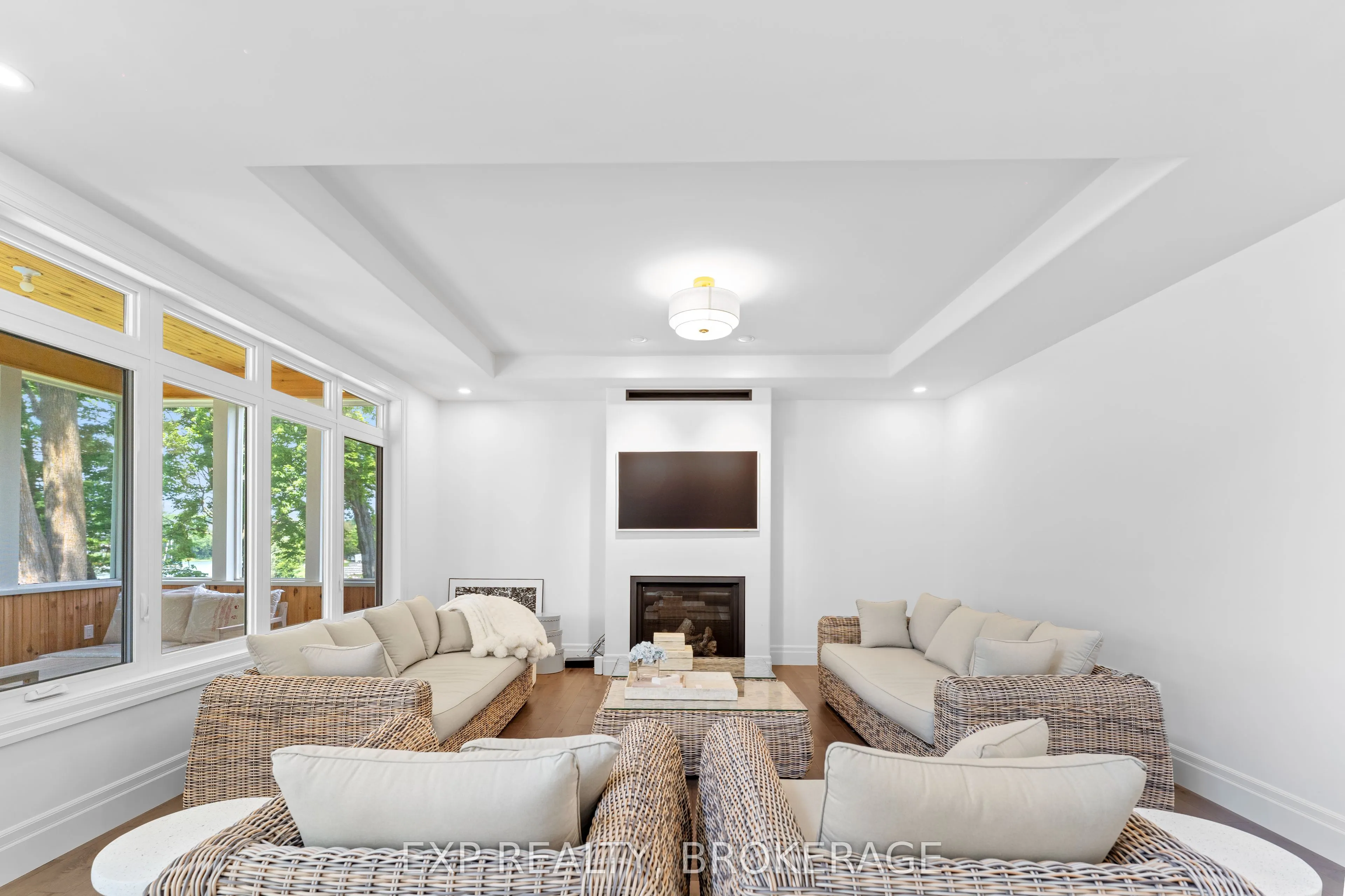 101 VILLENEUVE Drive