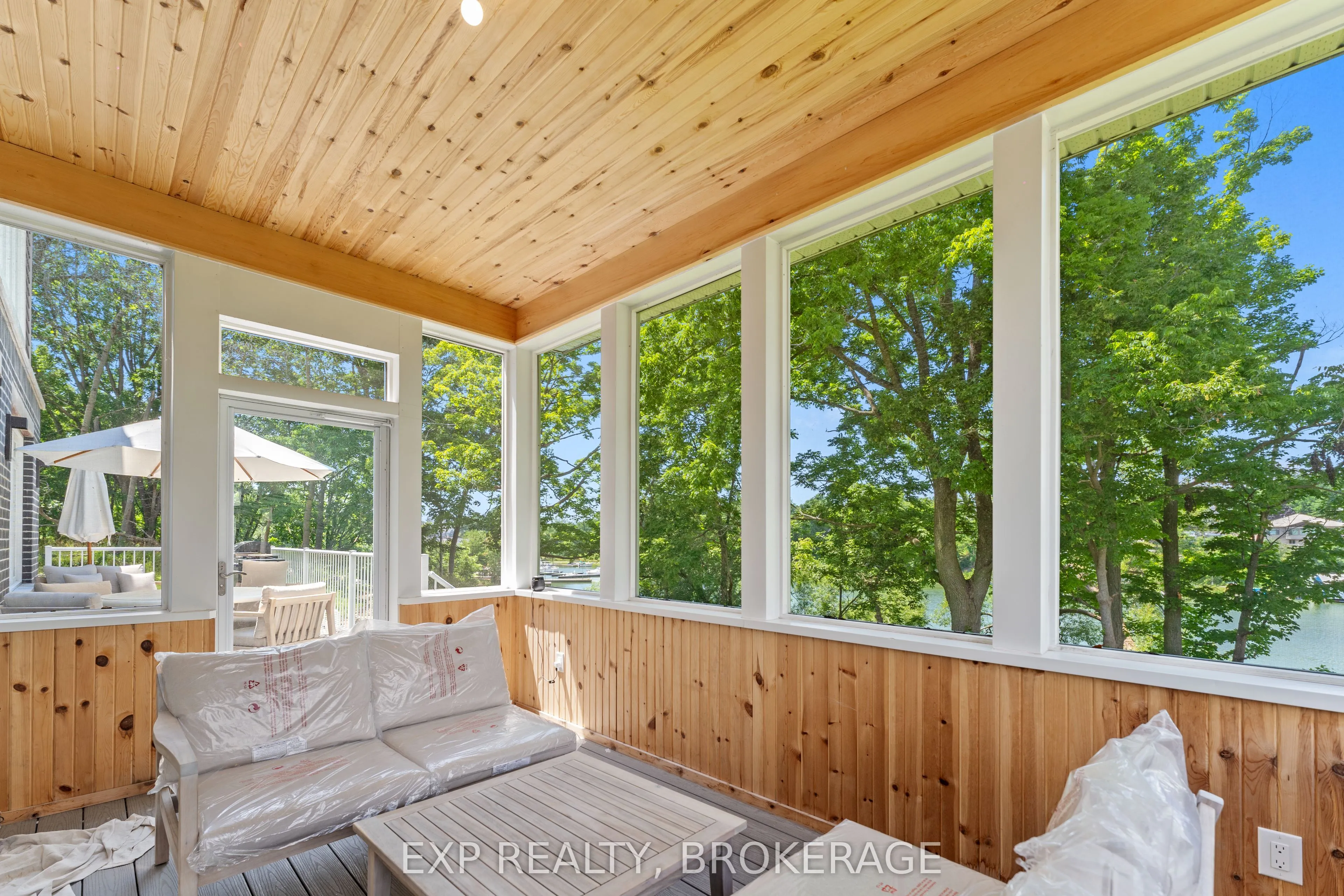 101 VILLENEUVE Drive