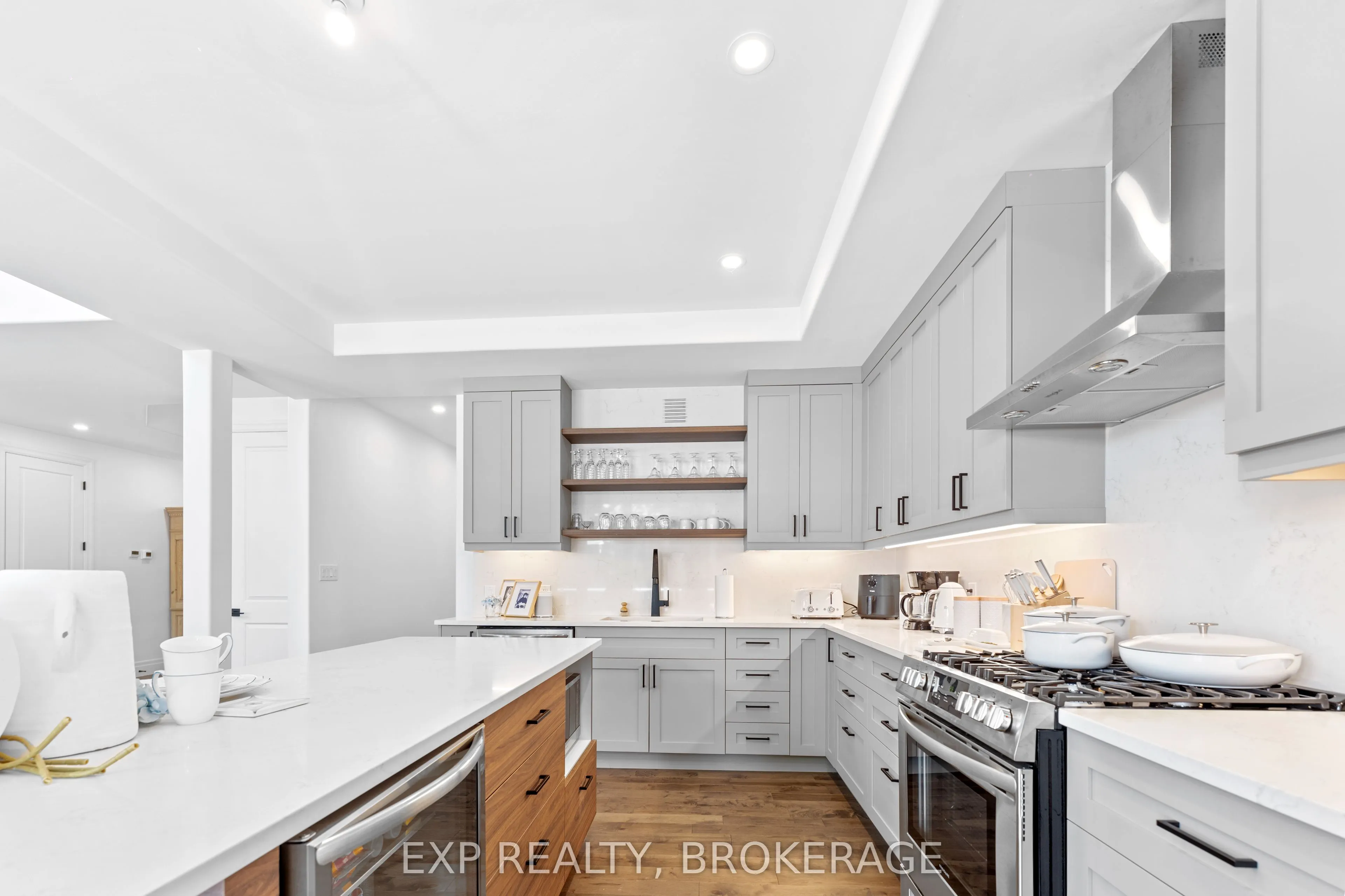 101 VILLENEUVE Drive