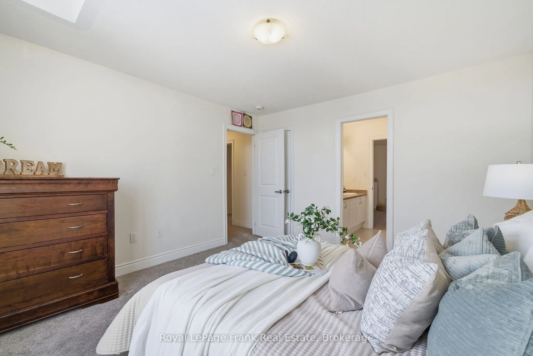 60 Hennessey Crescent