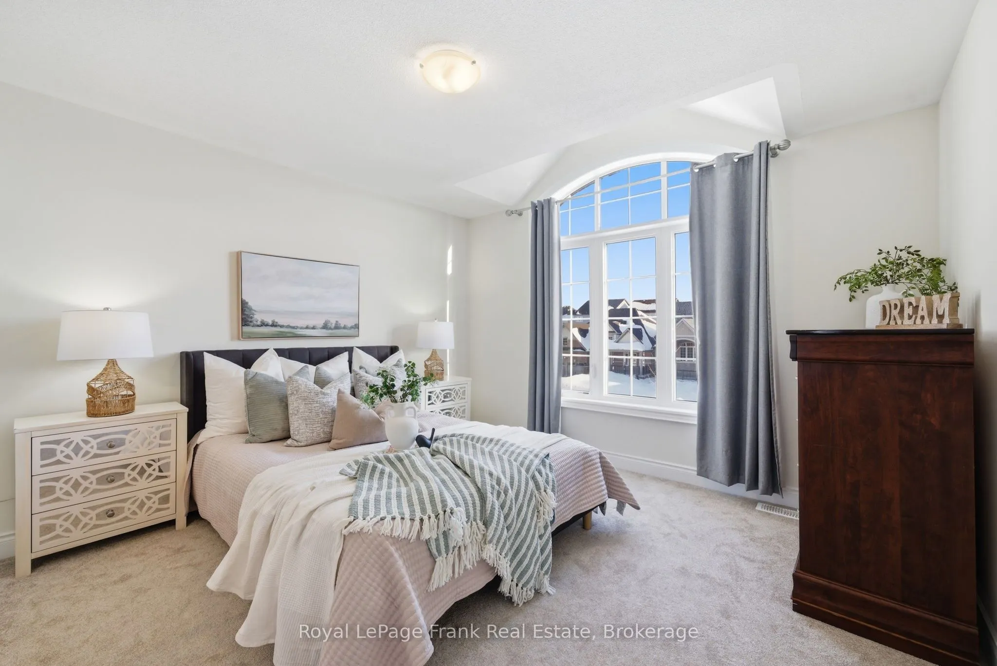 60 Hennessey Crescent