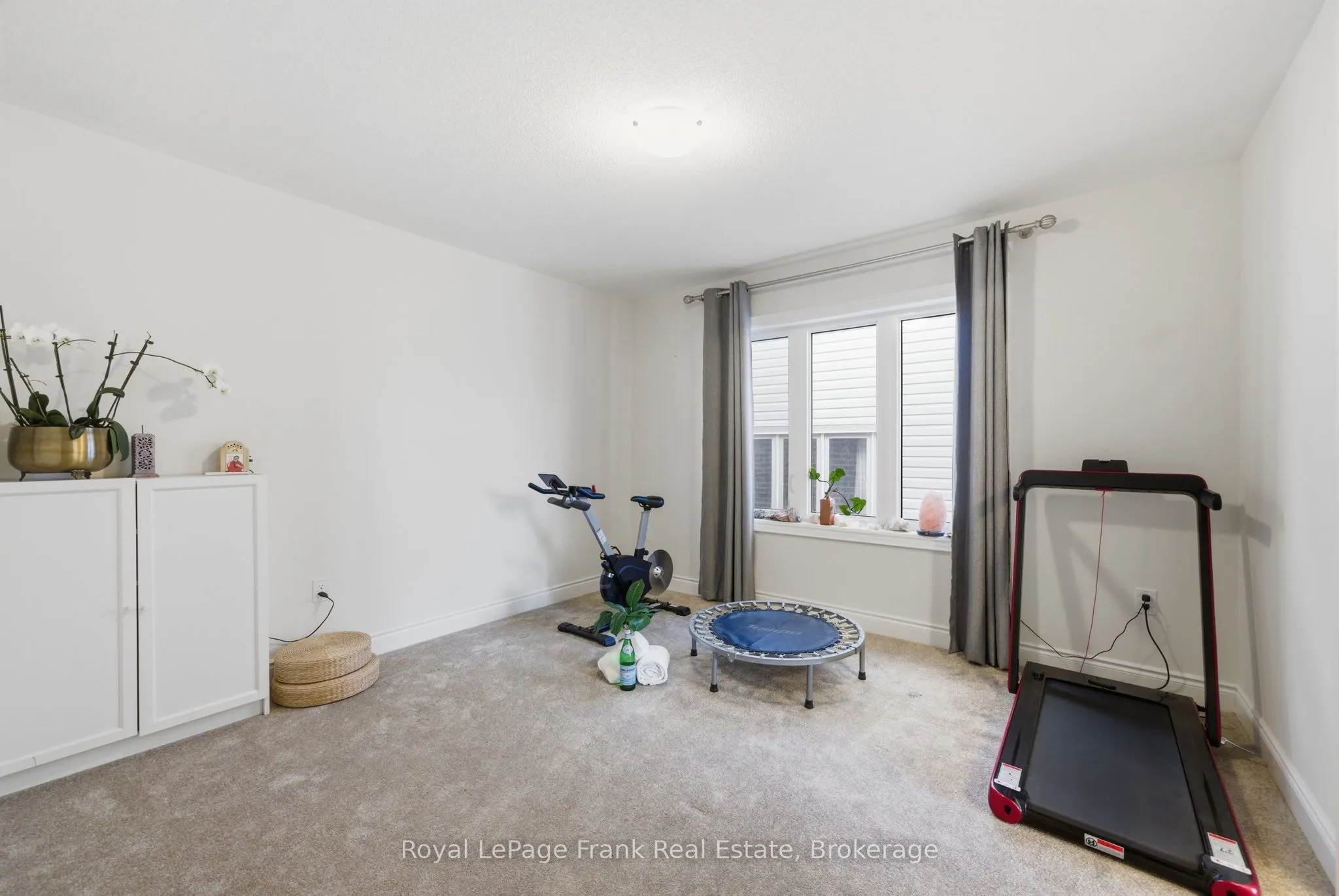 60 Hennessey Crescent