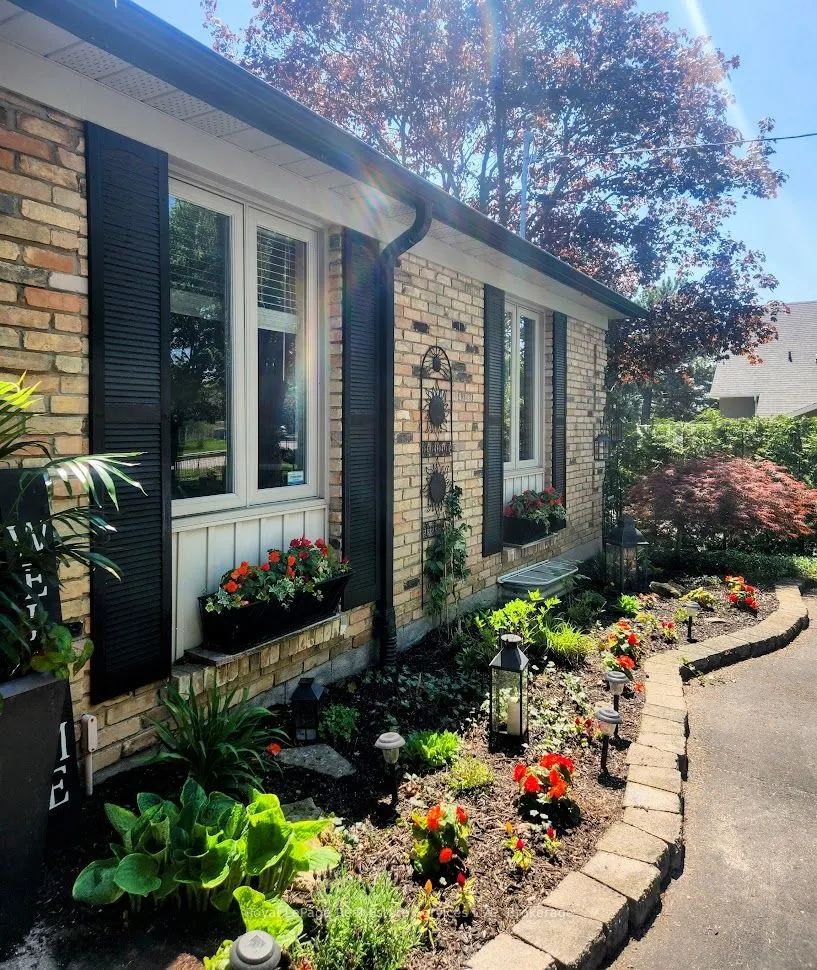 184 Dundas Street E