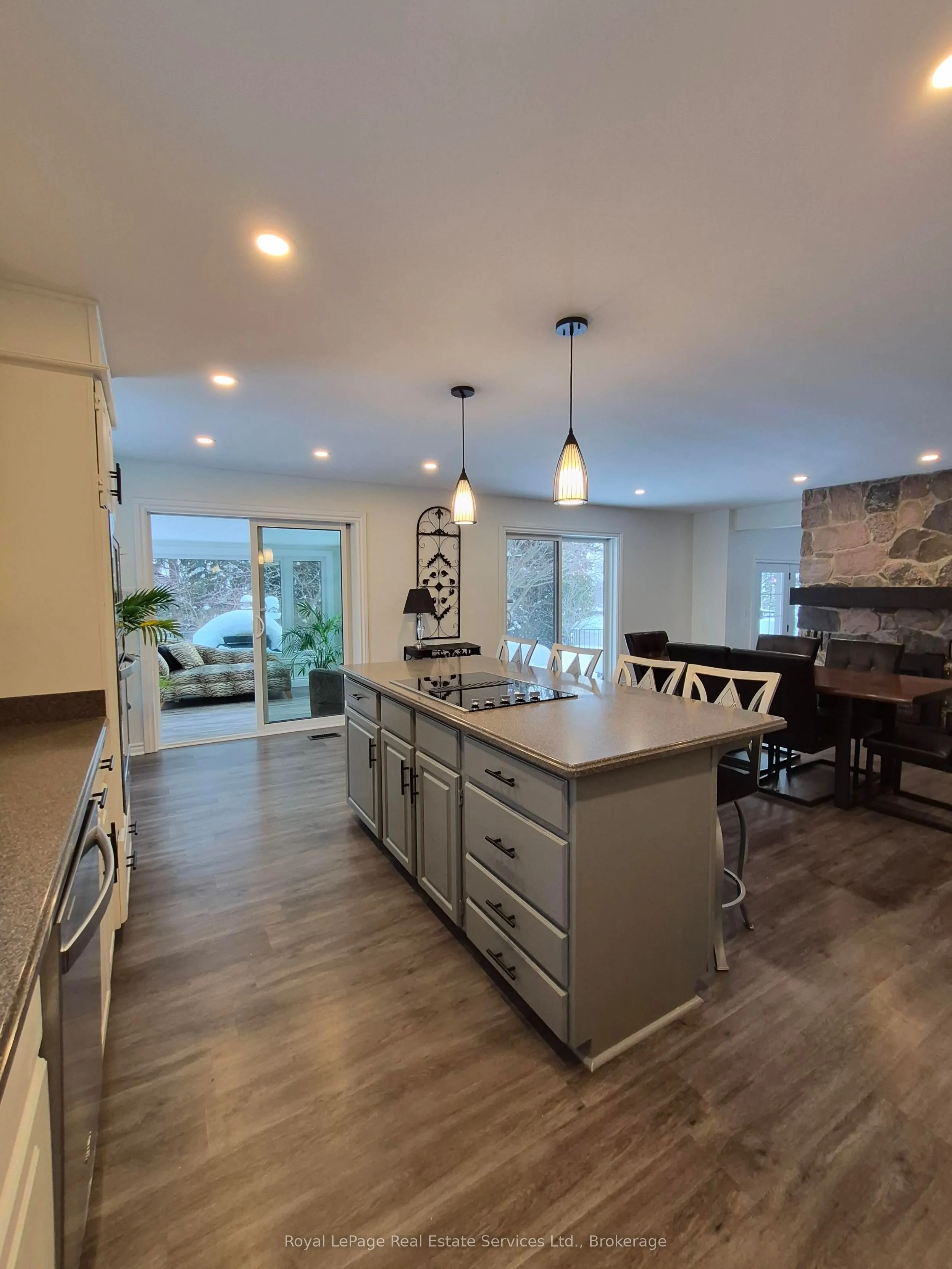184 Dundas Street E