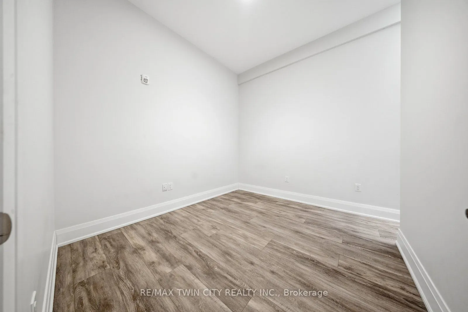 11 Queen Street #201