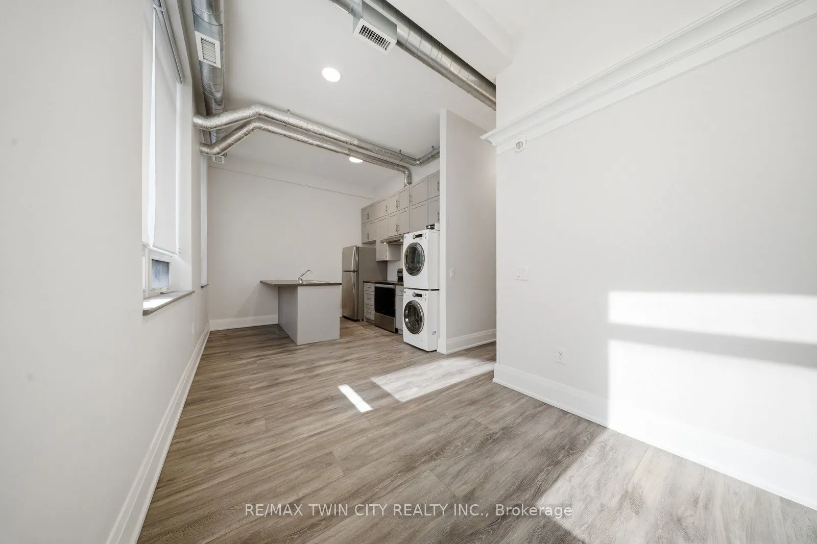 11 Queen Street #201