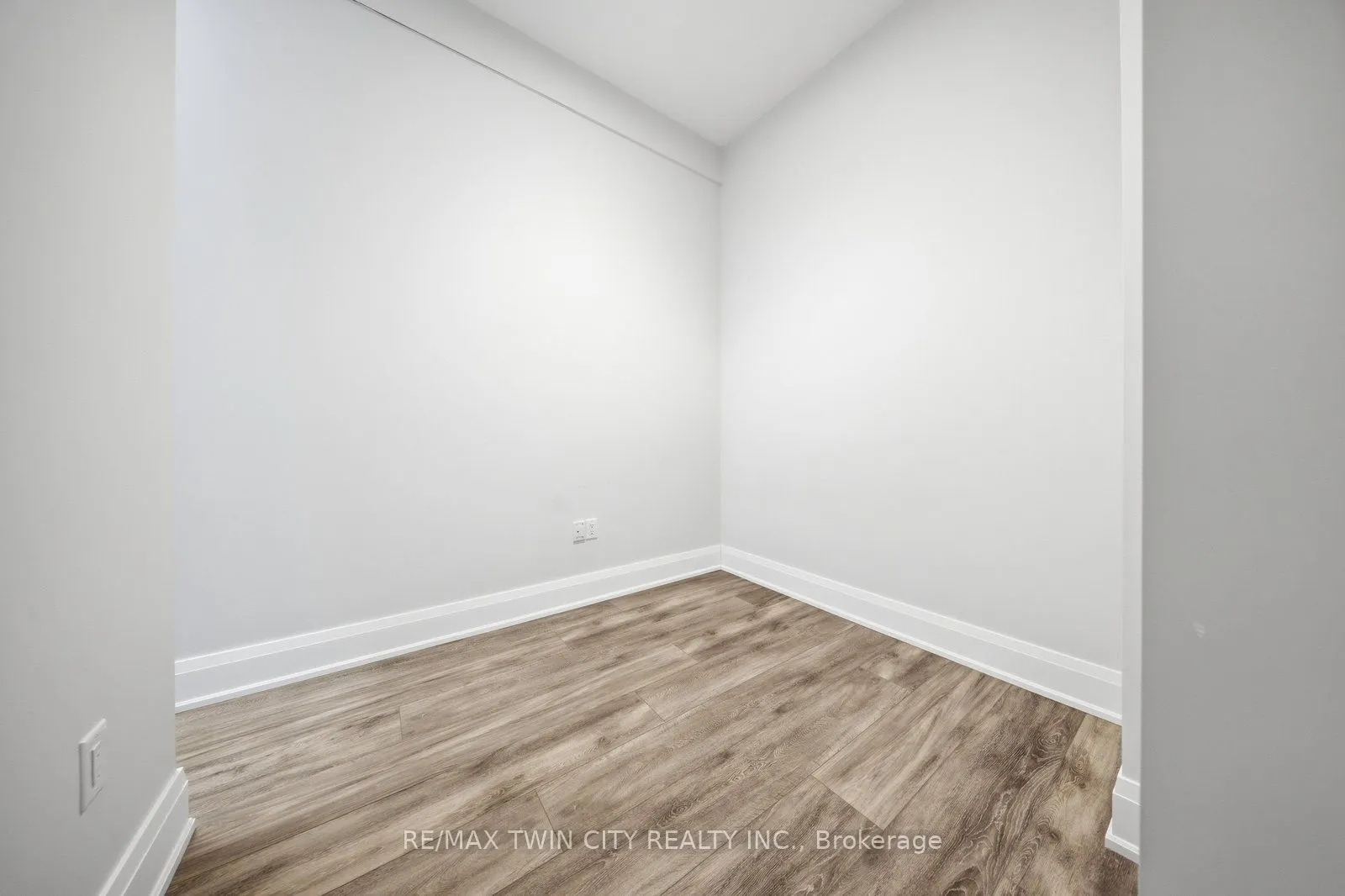 11 Queen Street #201