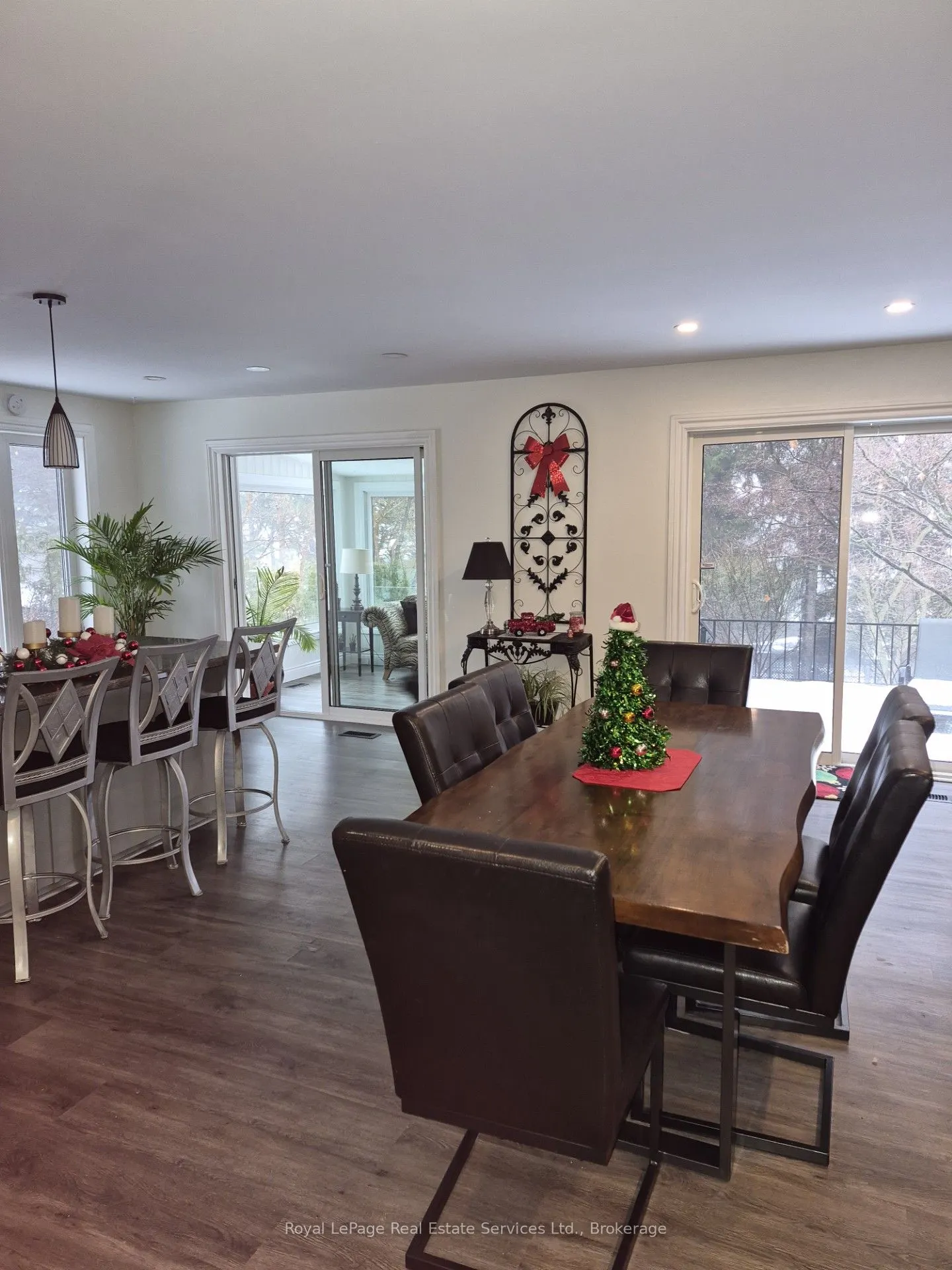 184 Dundas Street E