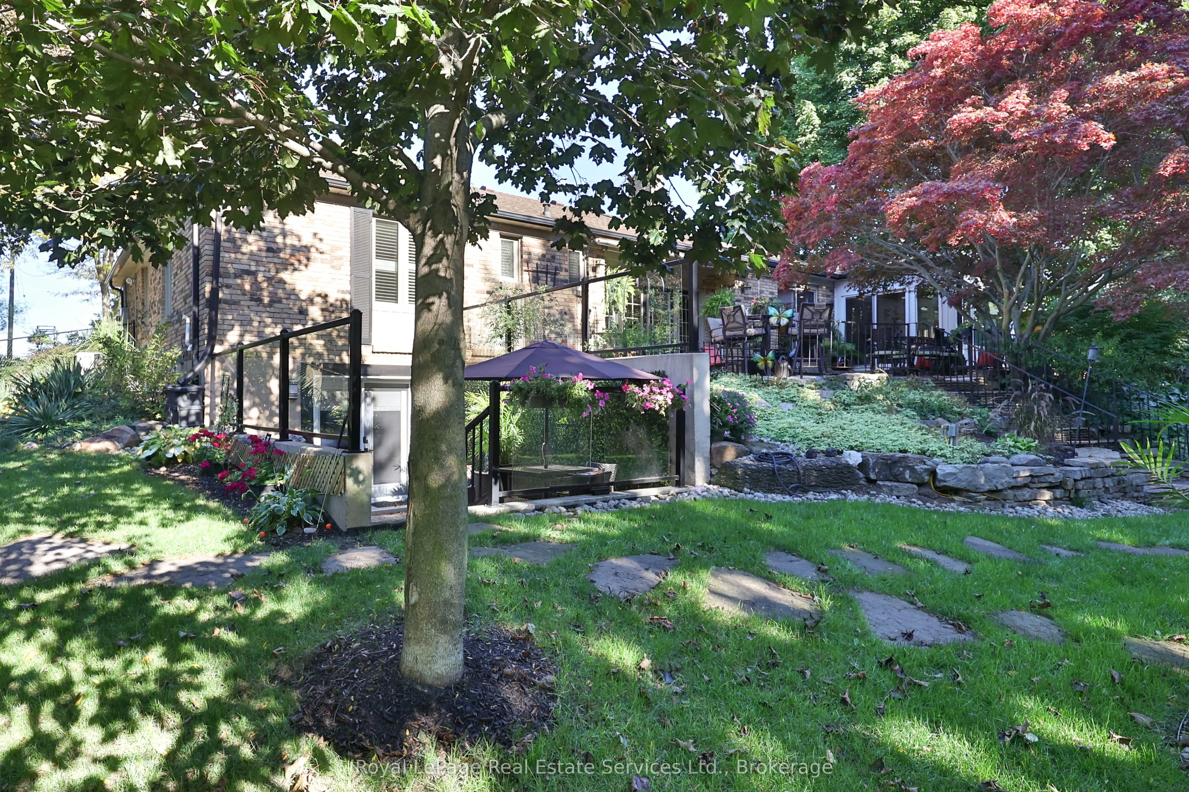 184 Dundas Street E