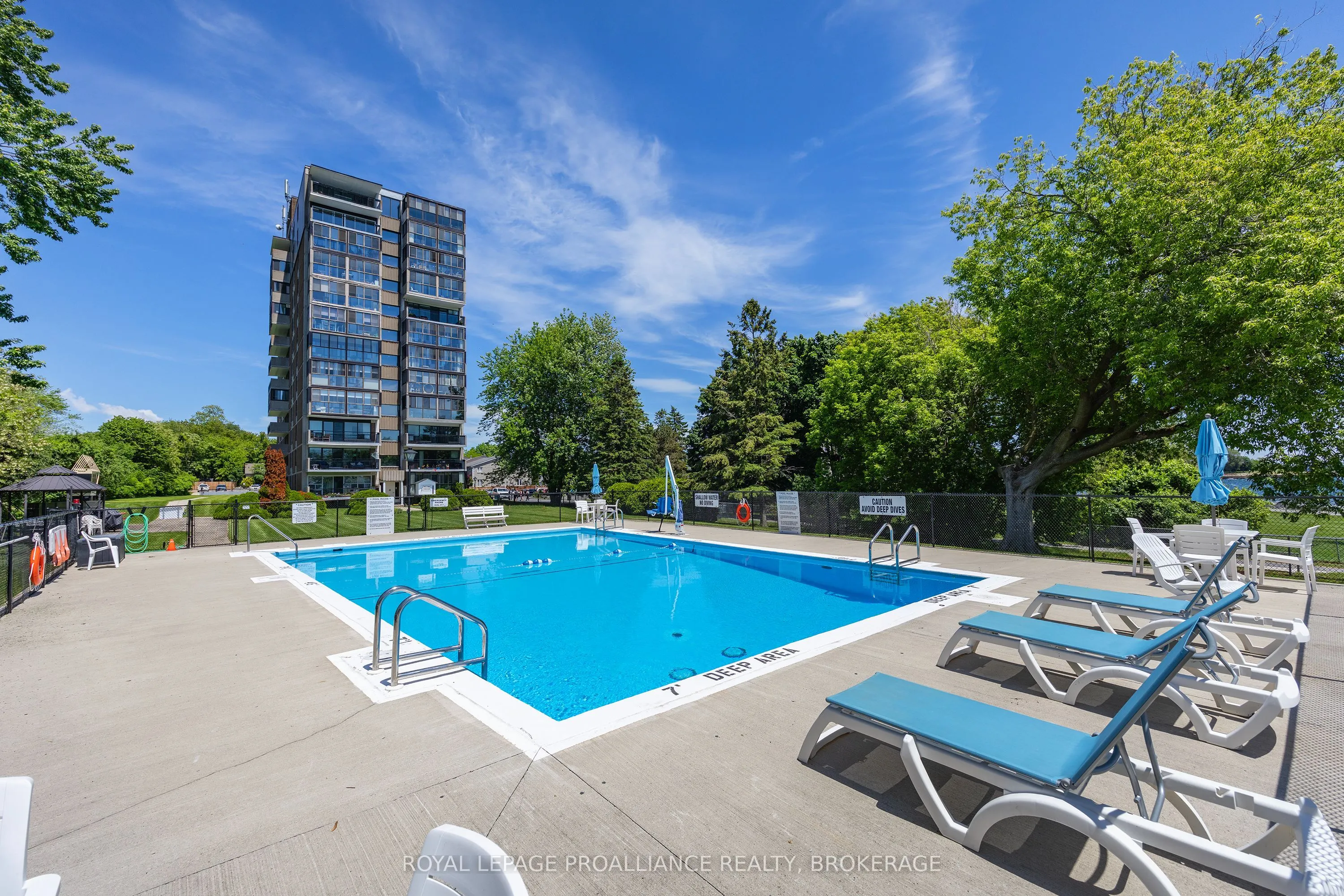 2 Mowat Avenue #806