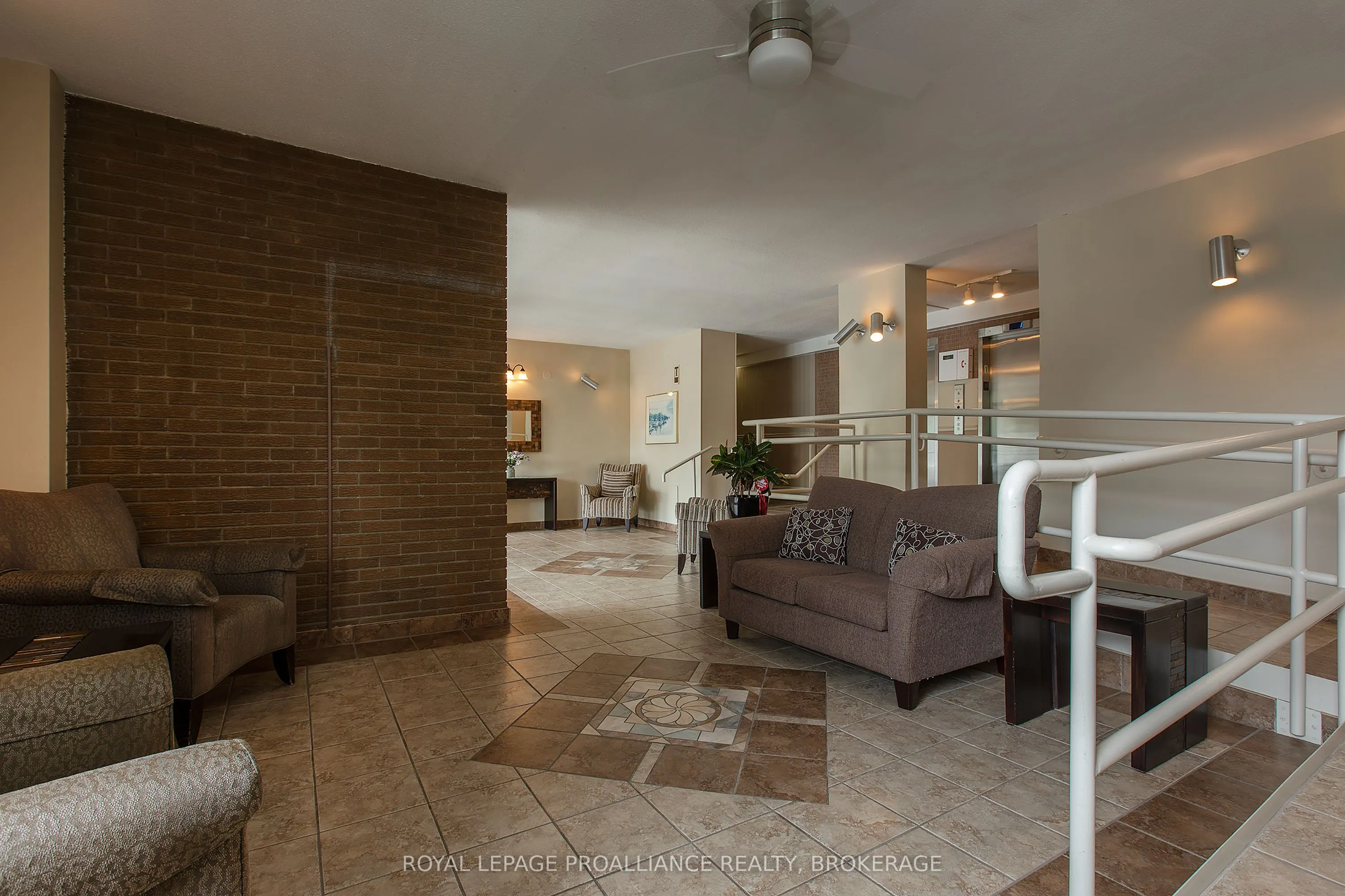 2 Mowat Avenue #806