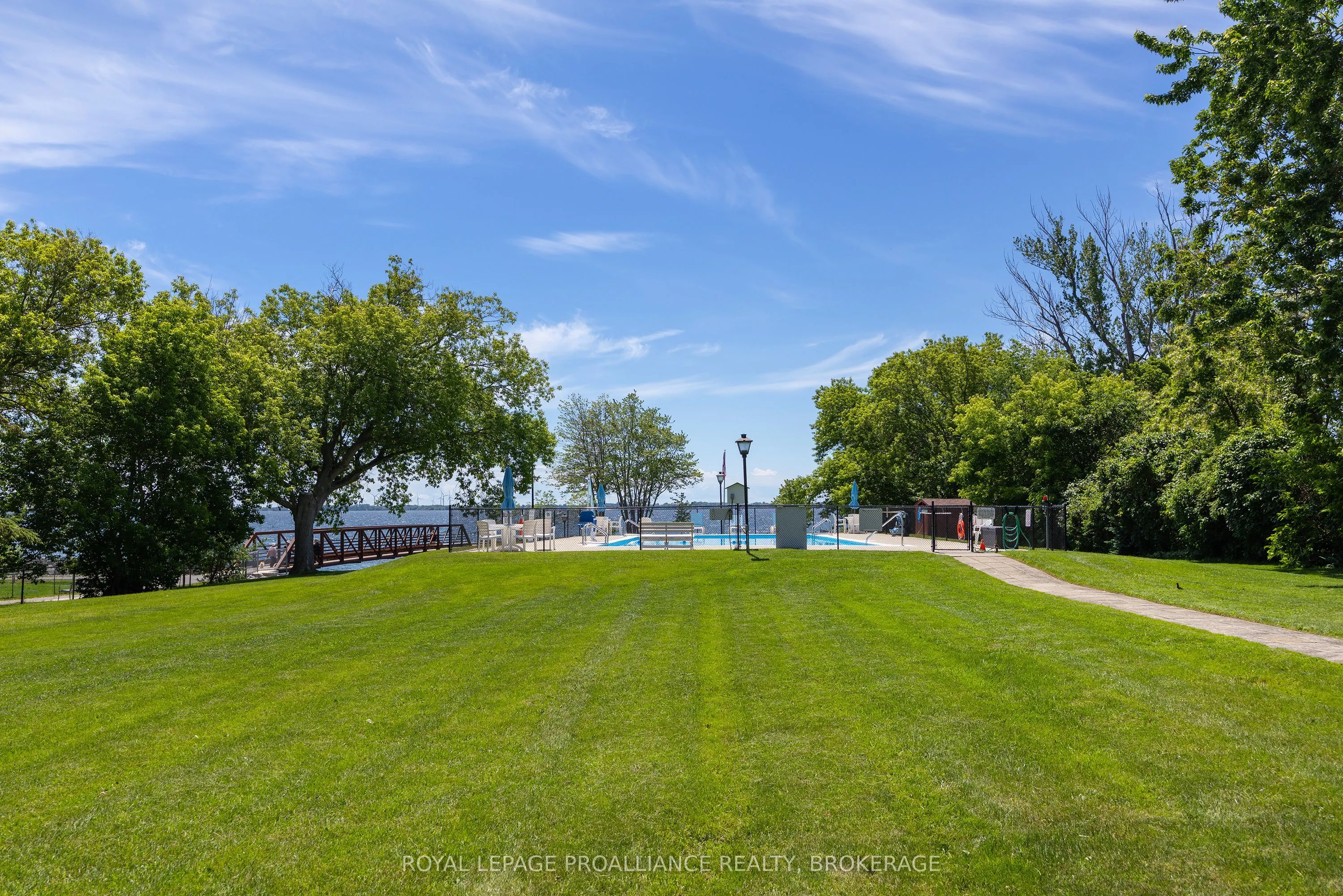 2 Mowat Avenue #806