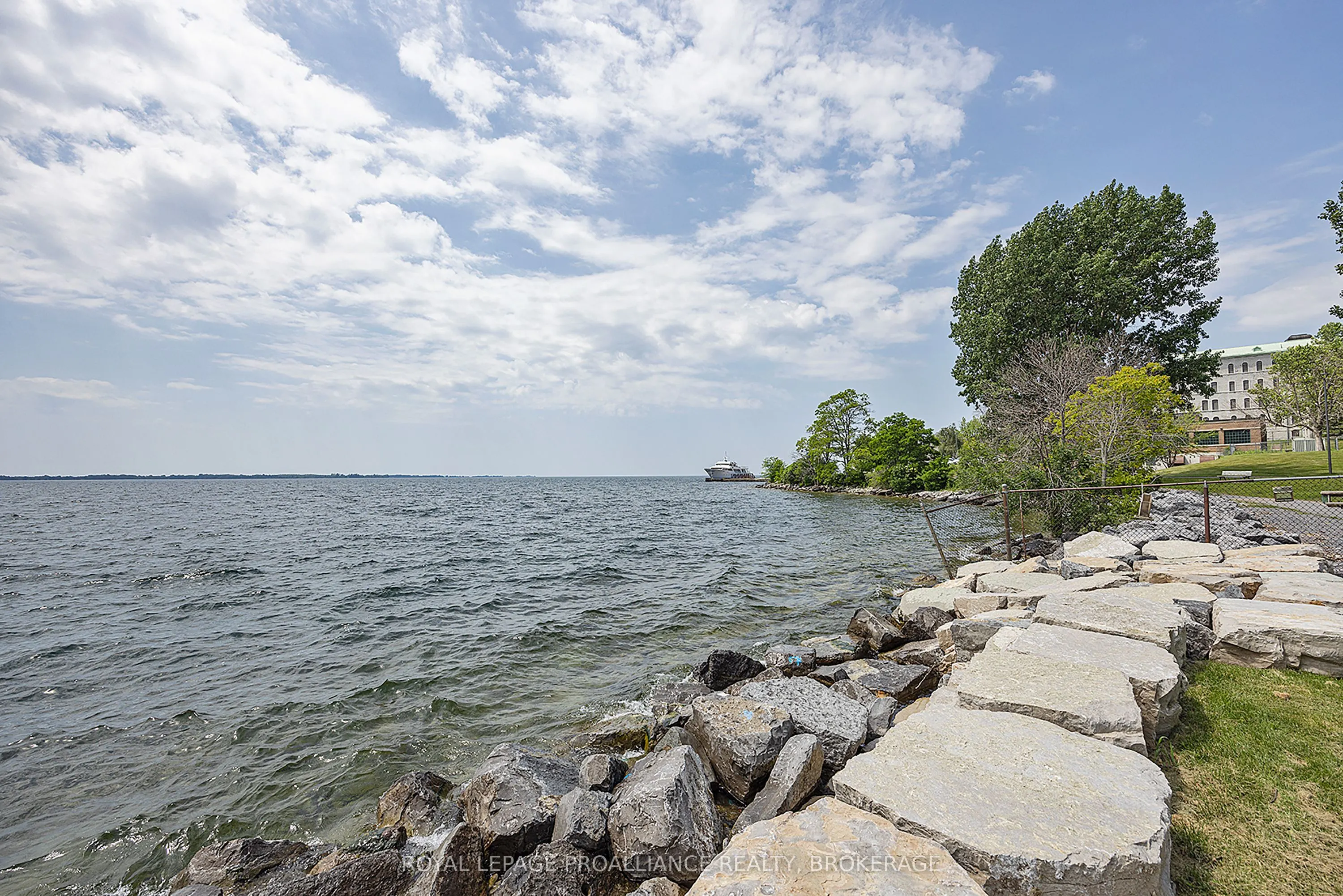 2 Mowat Avenue #806