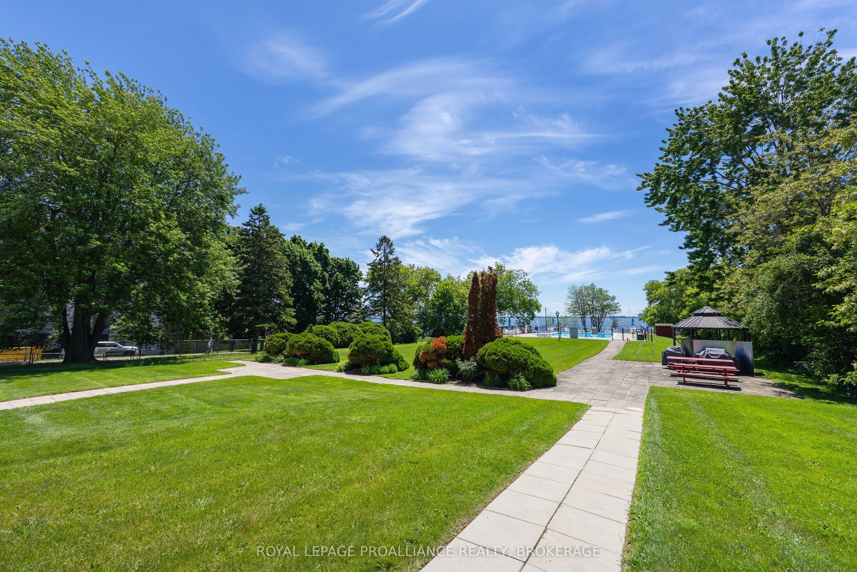 2 Mowat Avenue #806