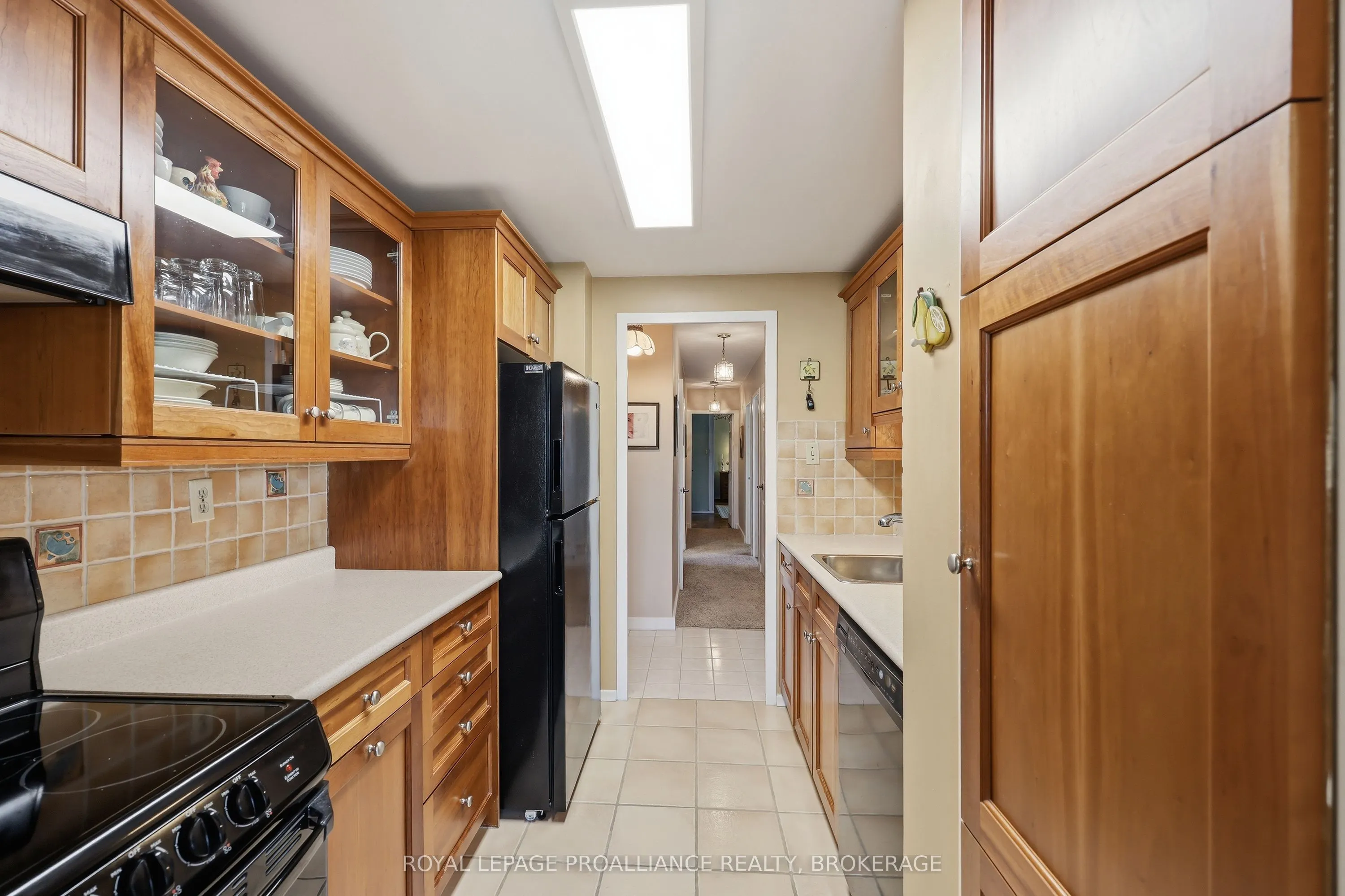 2 Mowat Avenue #806