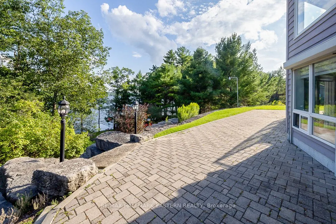 15 Oakridge Drive