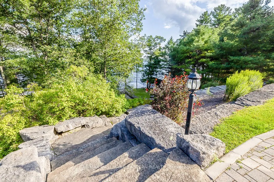 15 Oakridge Drive