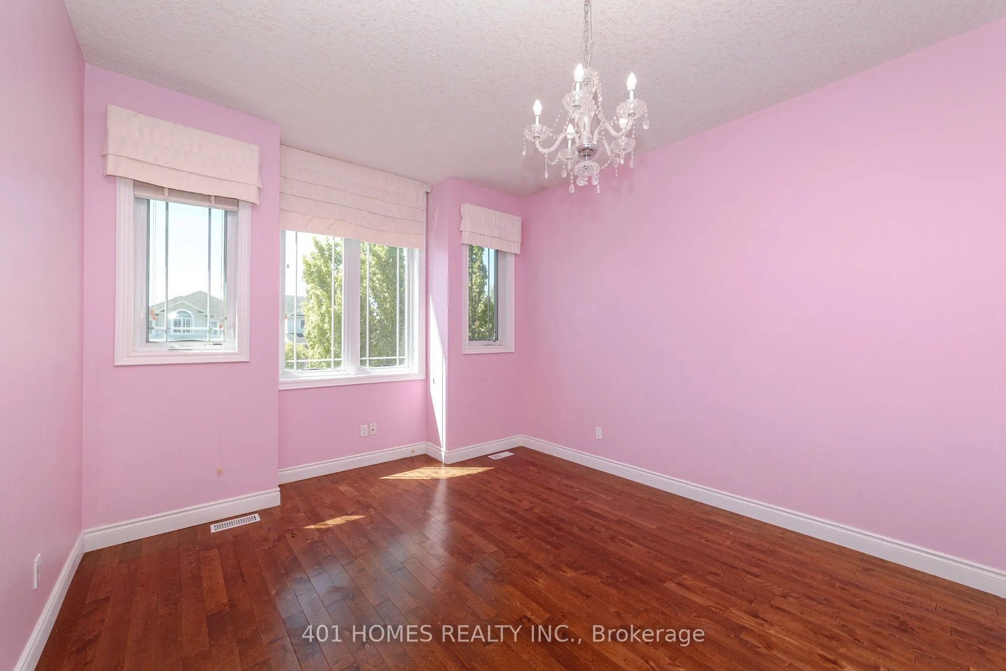 880 Frontenac Crescent