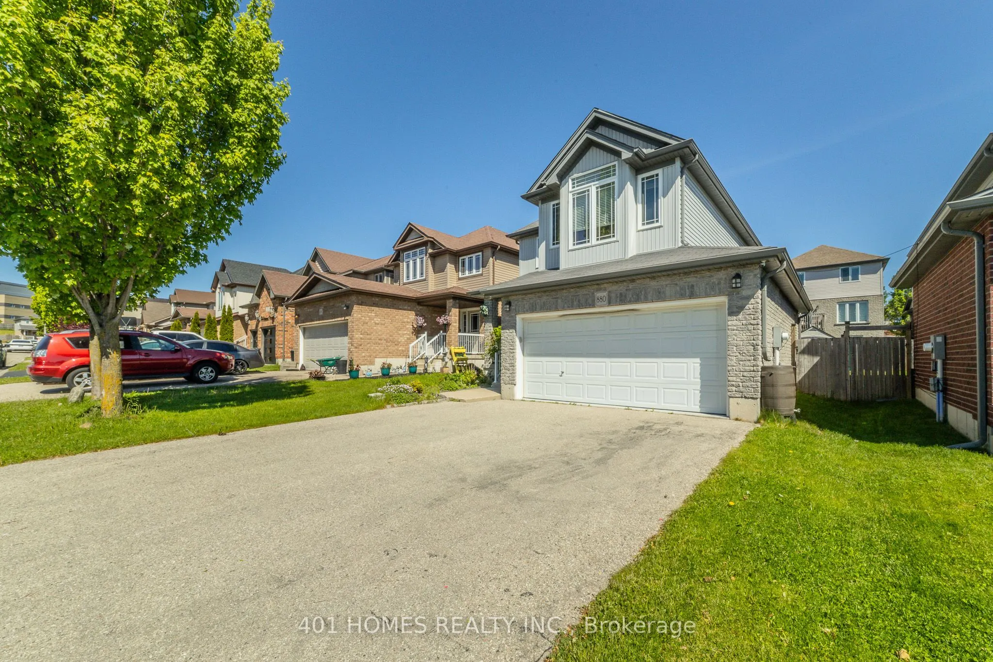 880 Frontenac Crescent