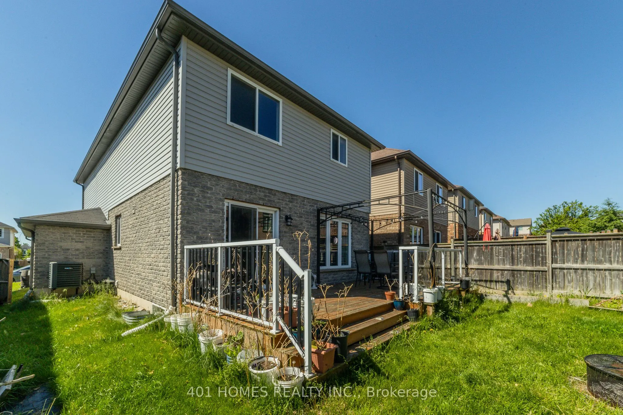 880 Frontenac Crescent