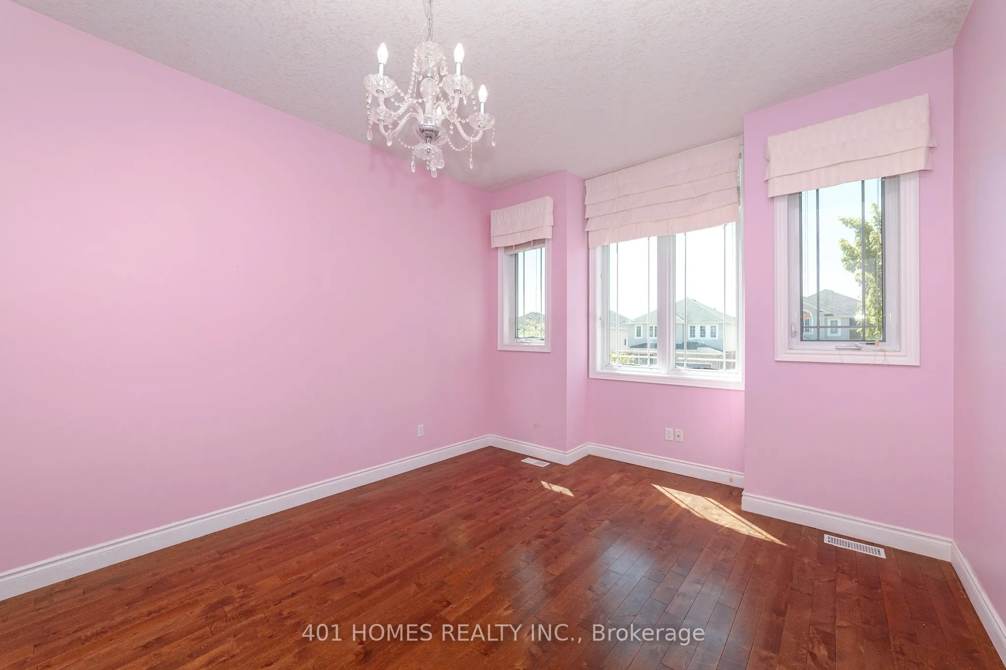 880 Frontenac Crescent