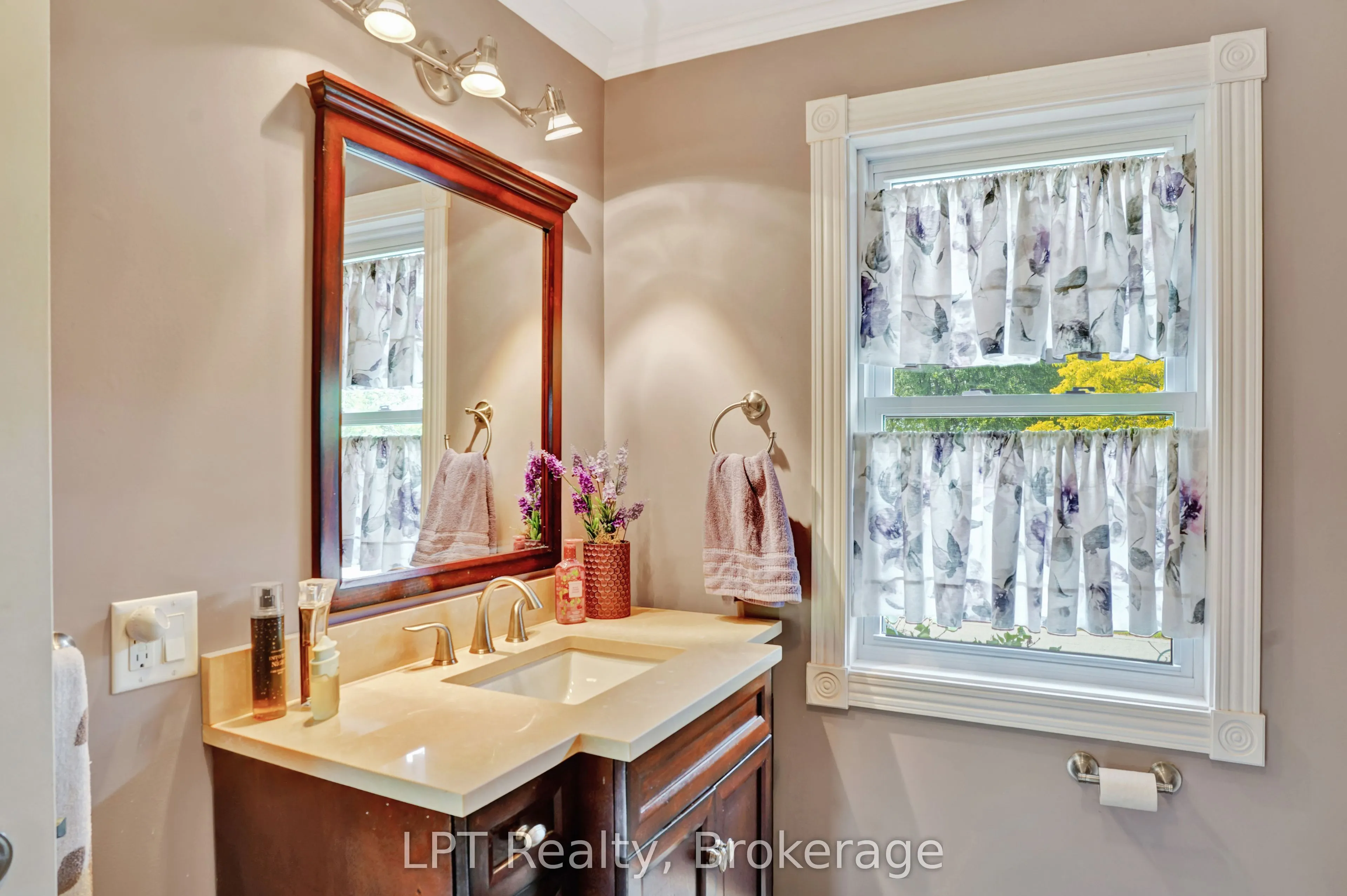 880 16th Street W