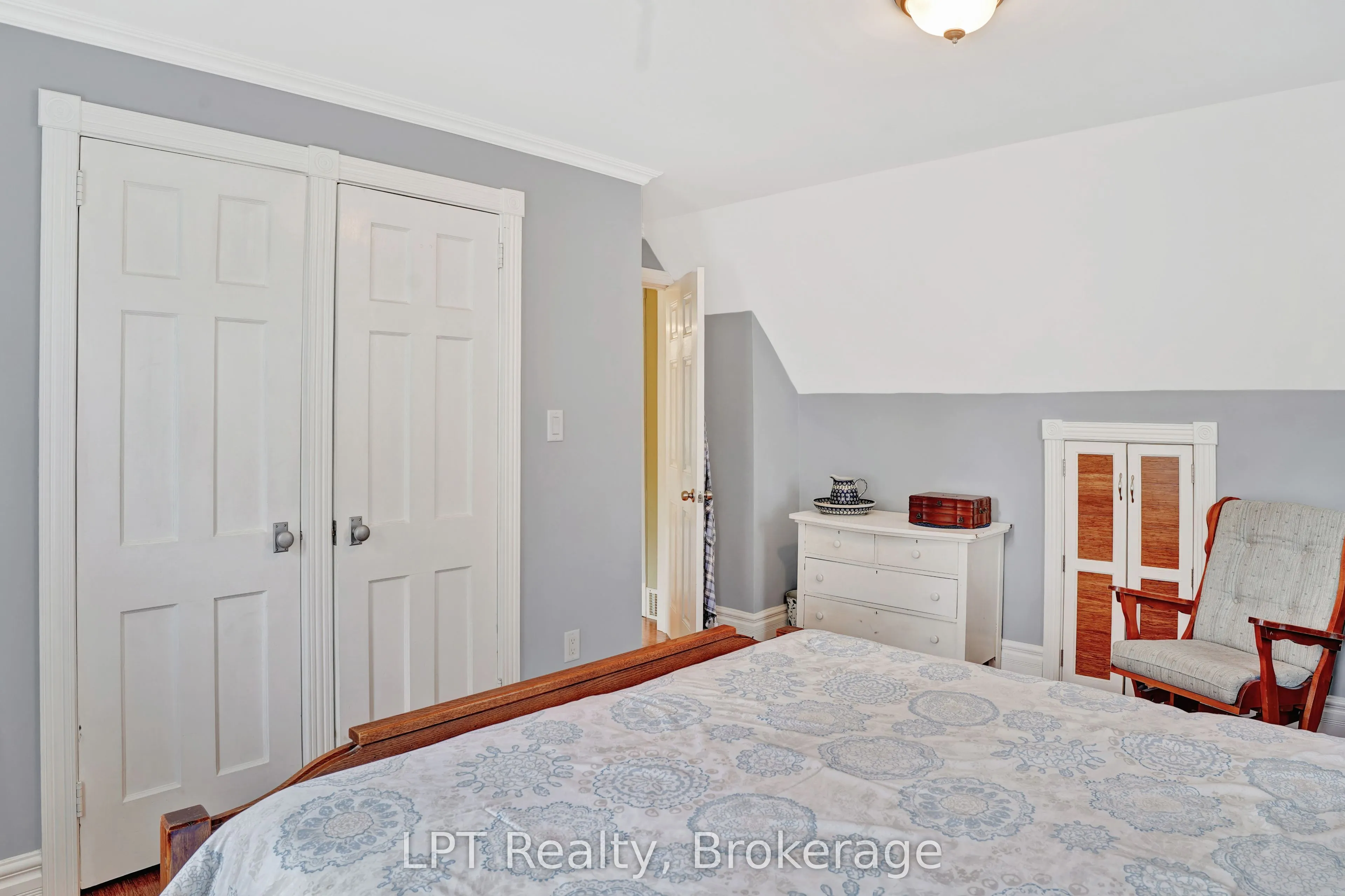 880 16th Street W