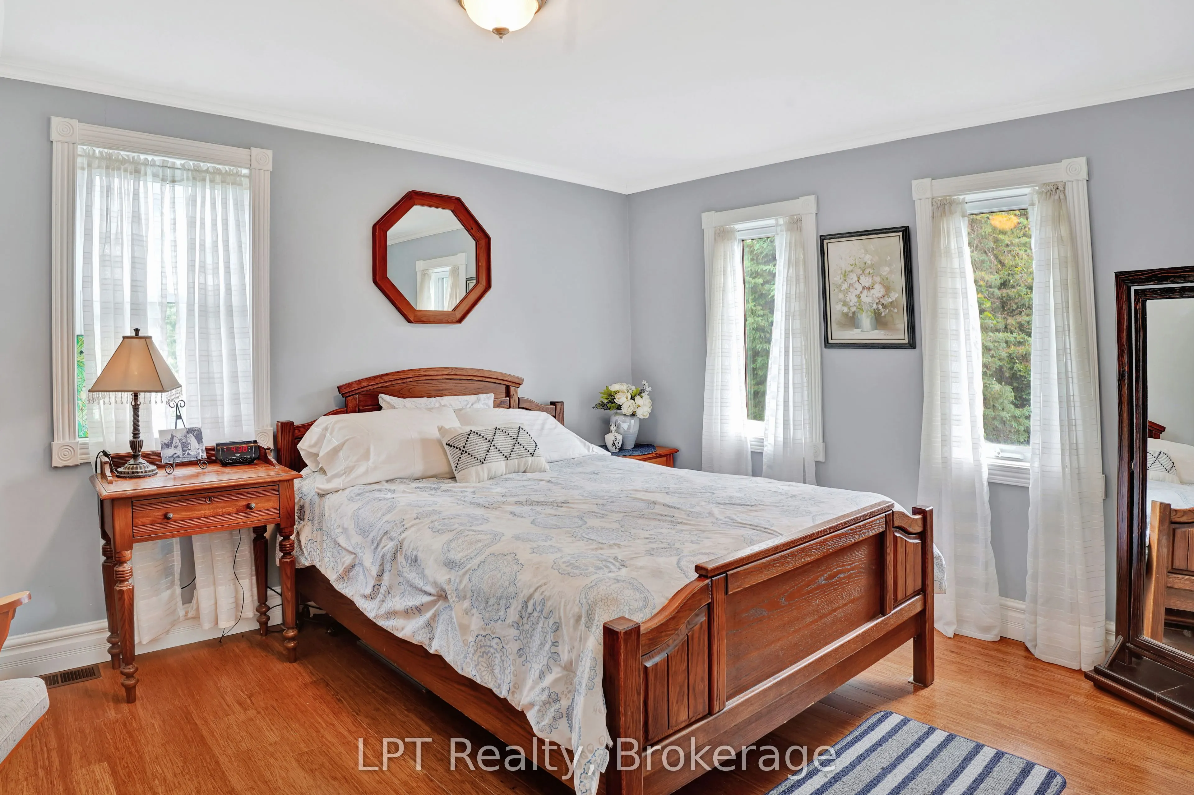 880 16th Street W