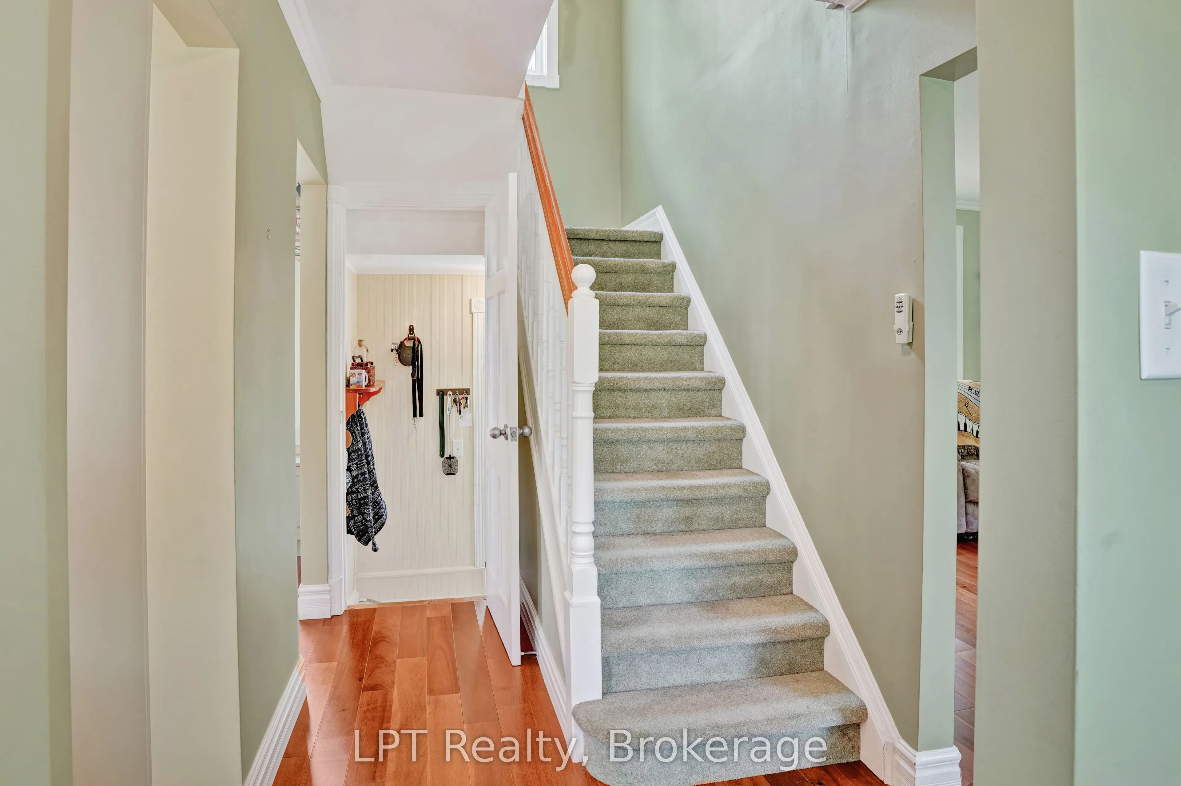 880 16th Street W