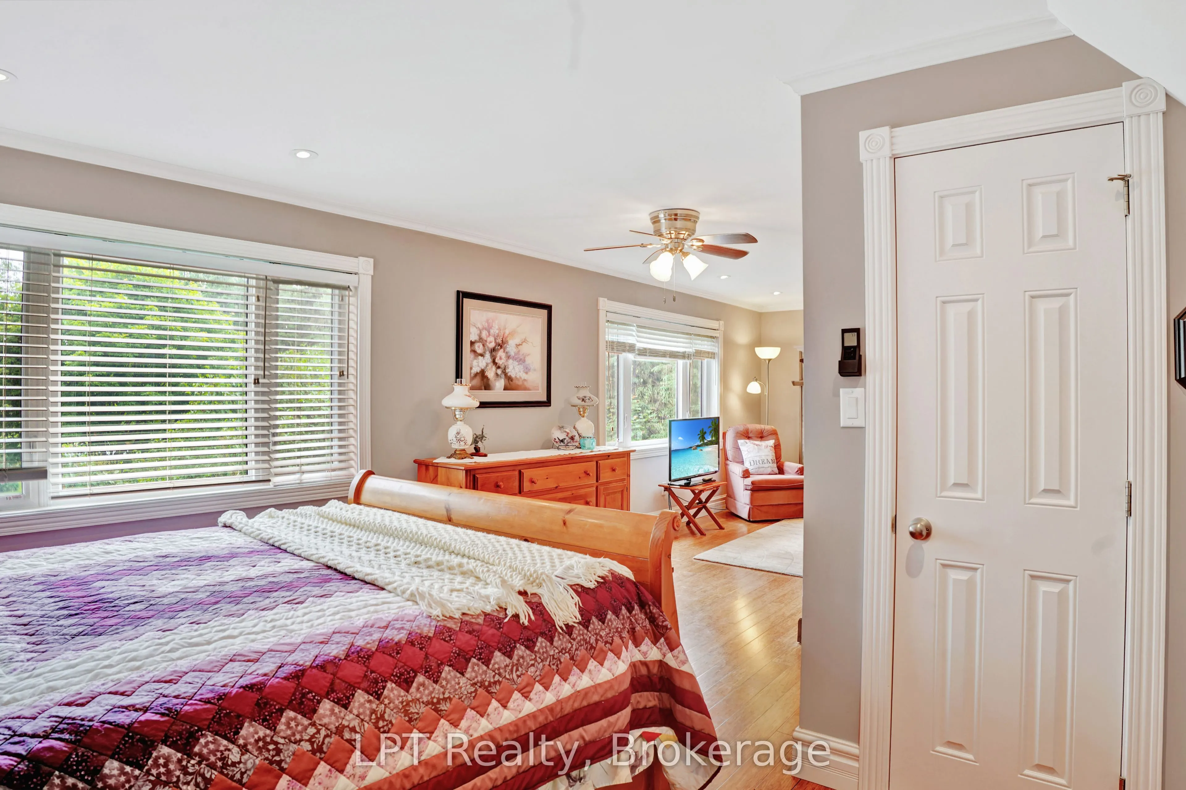 880 16th Street W