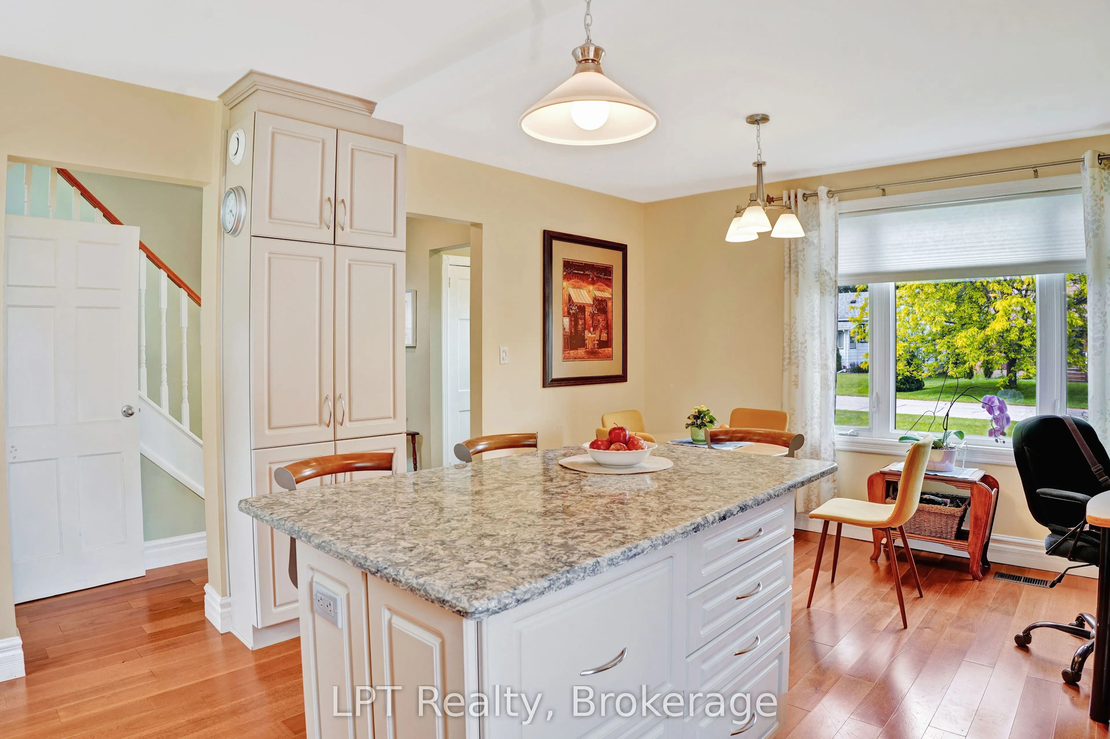 880 16th Street W