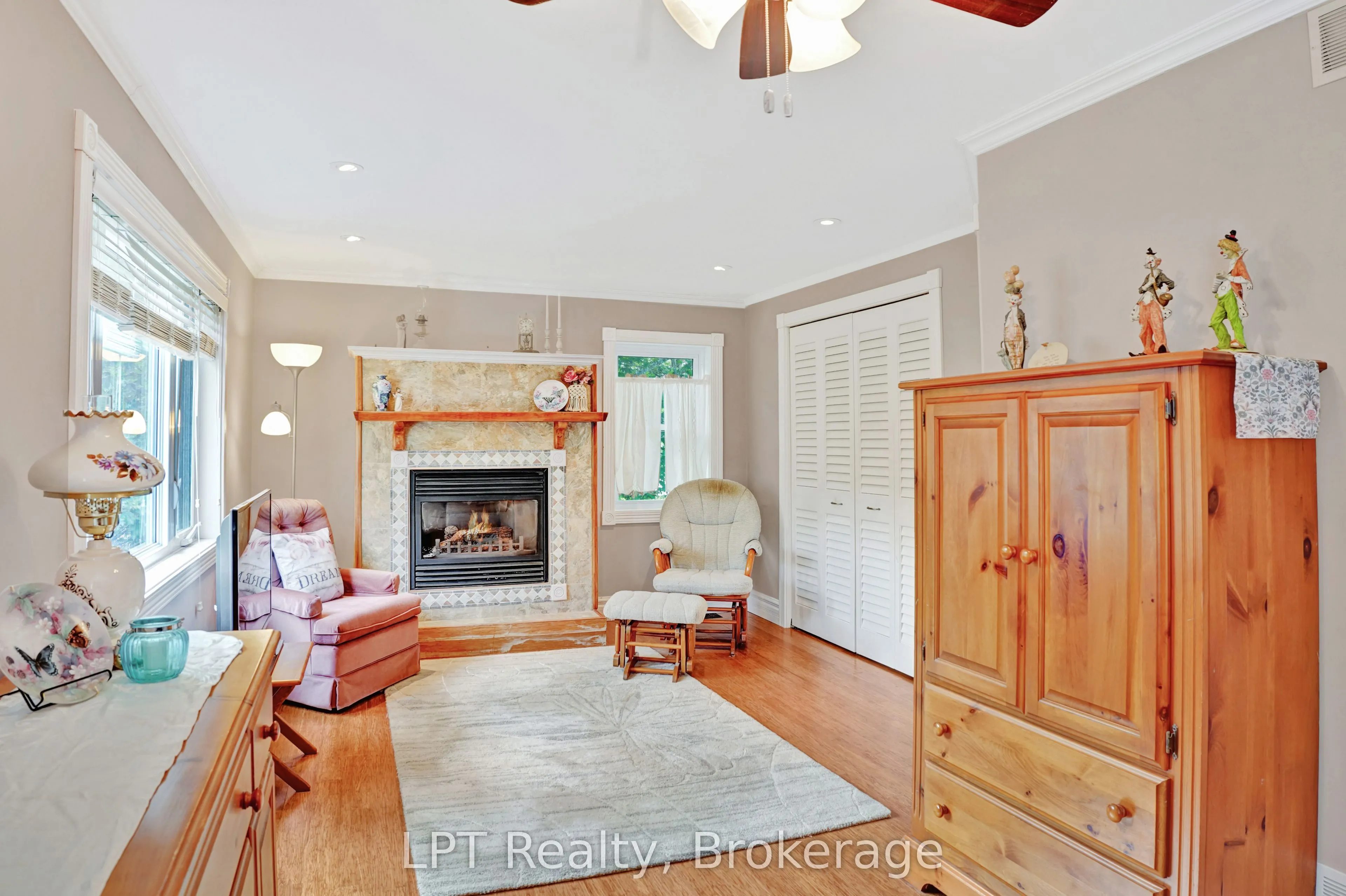 880 16th Street W