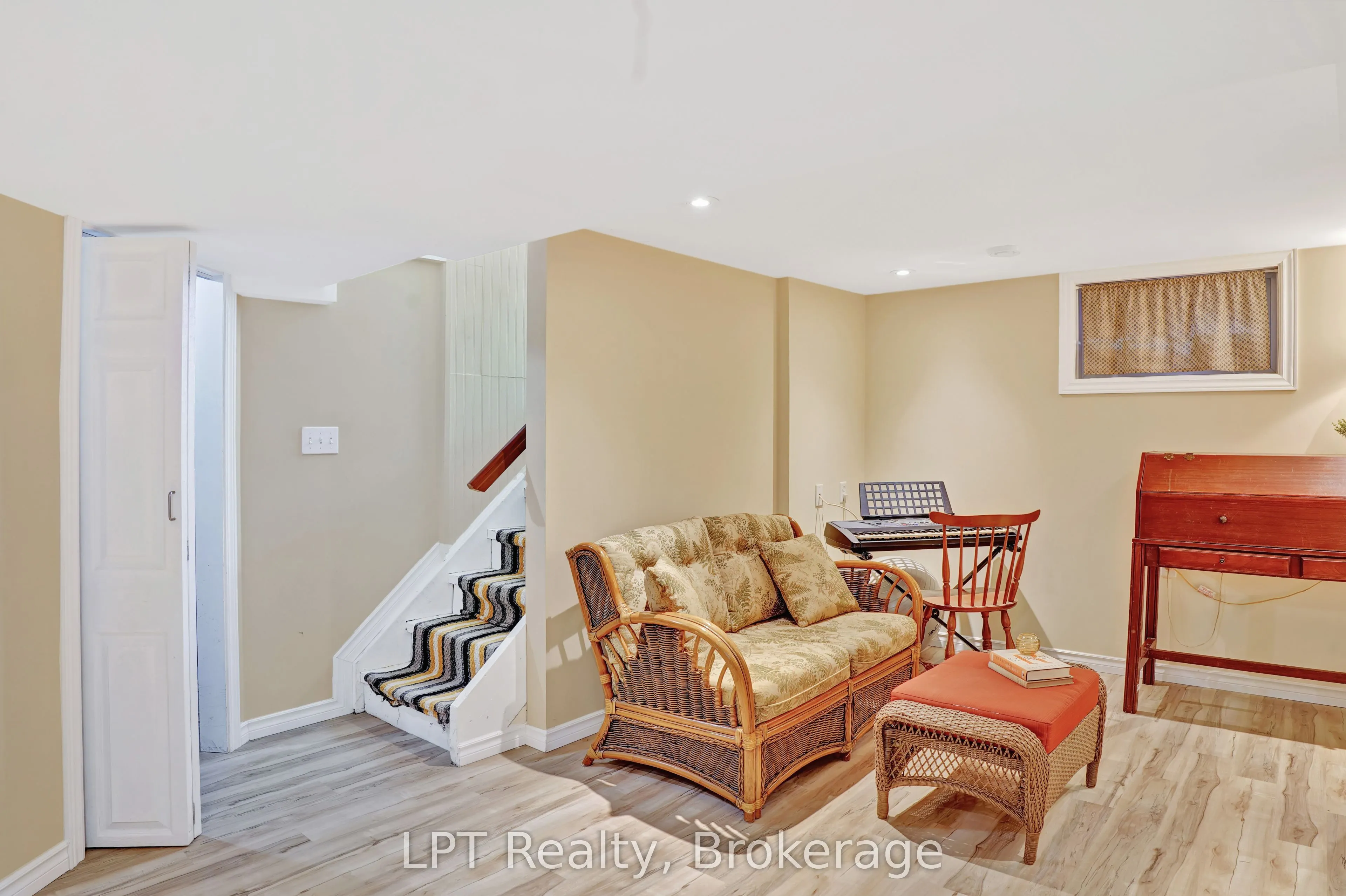 880 16th Street W
