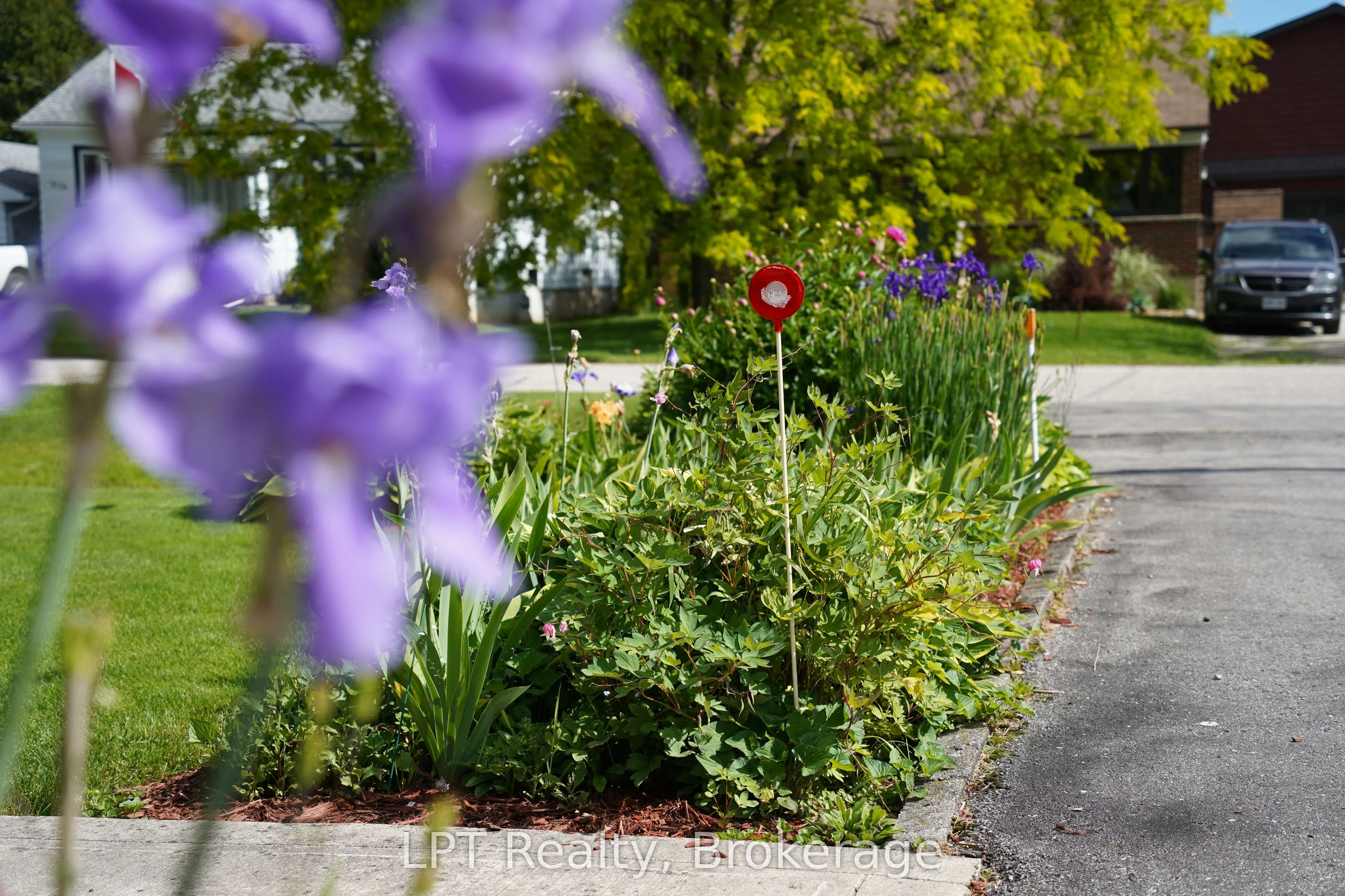 880 16th Street W
