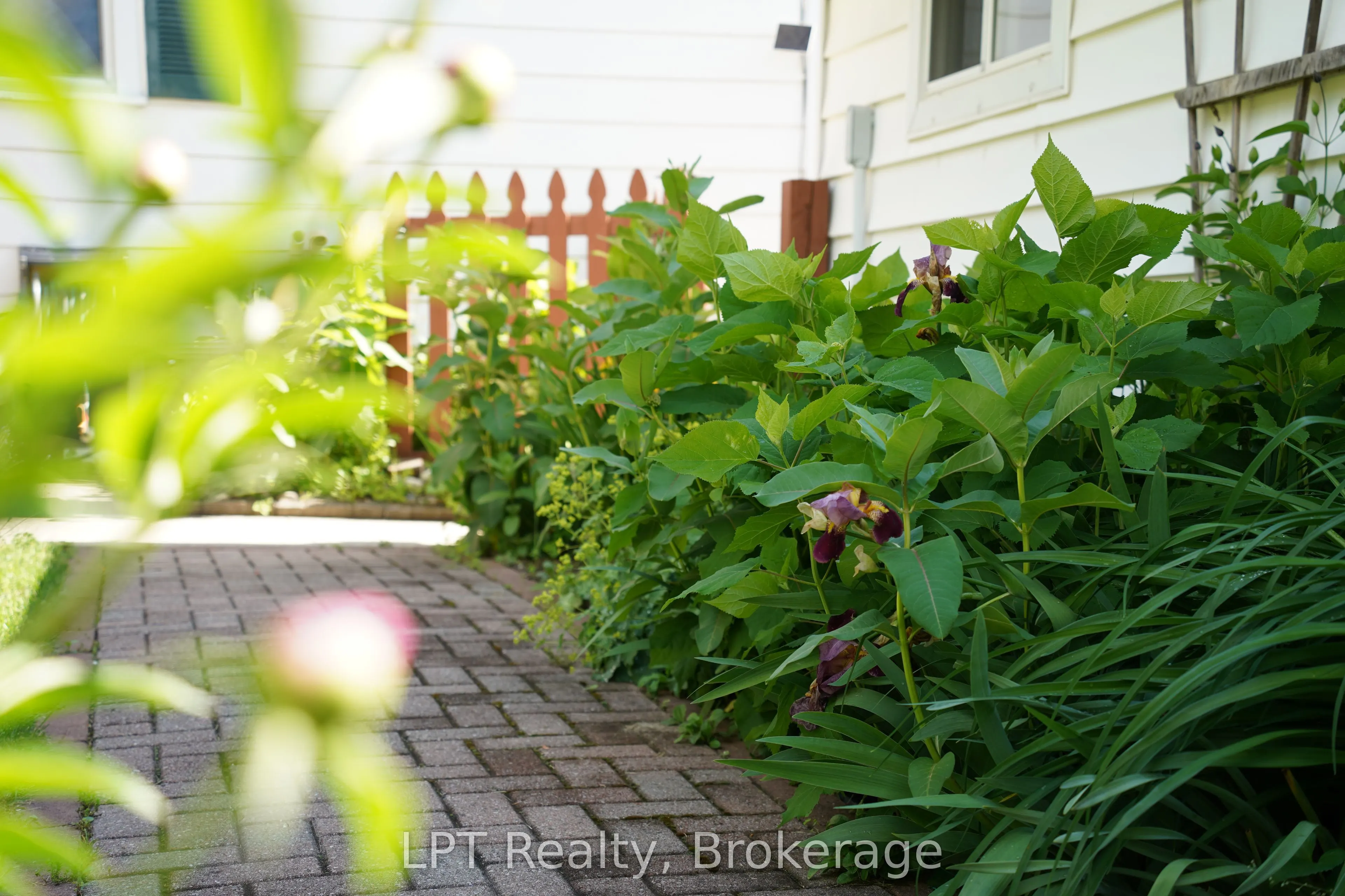880 16th Street W