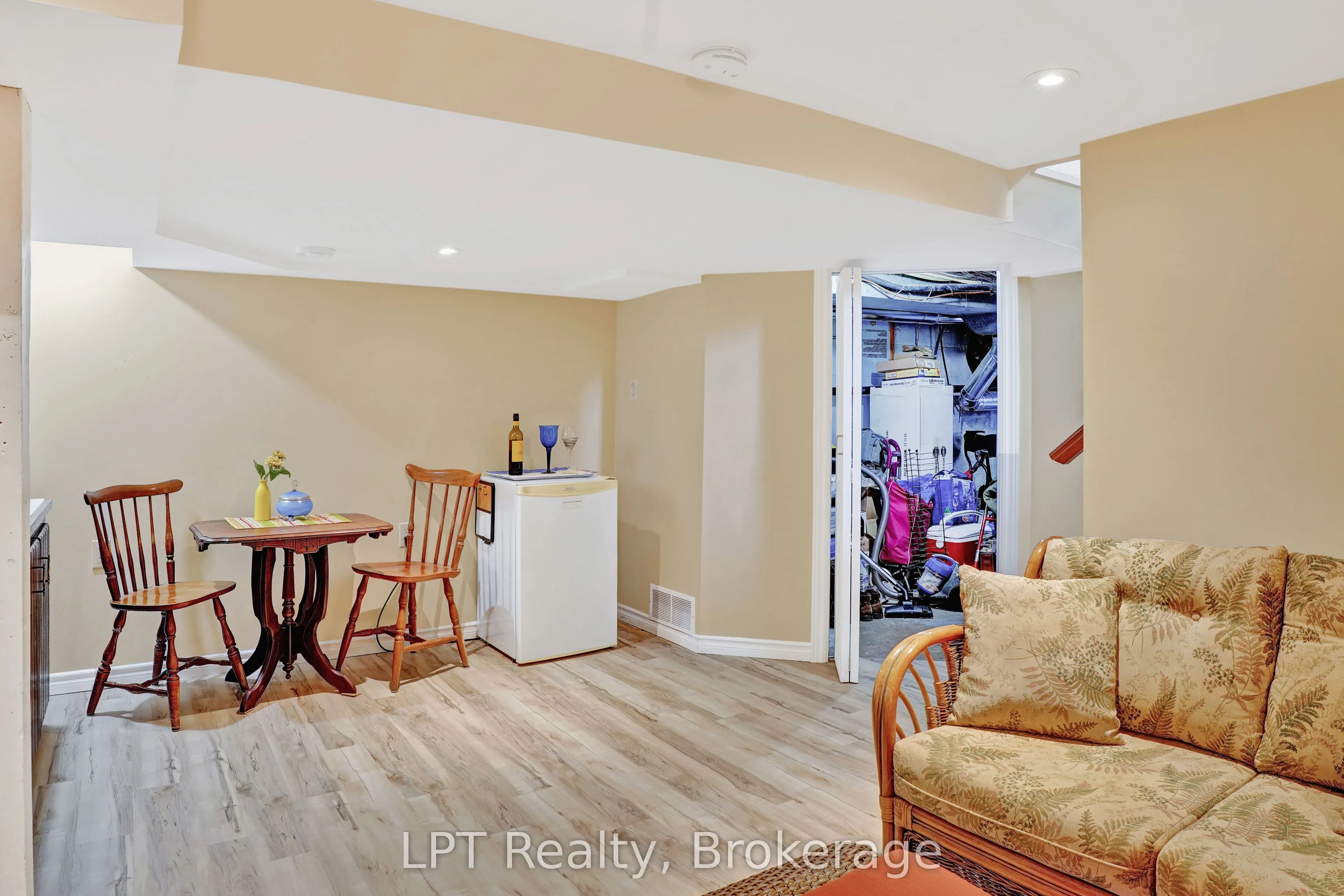880 16th Street W