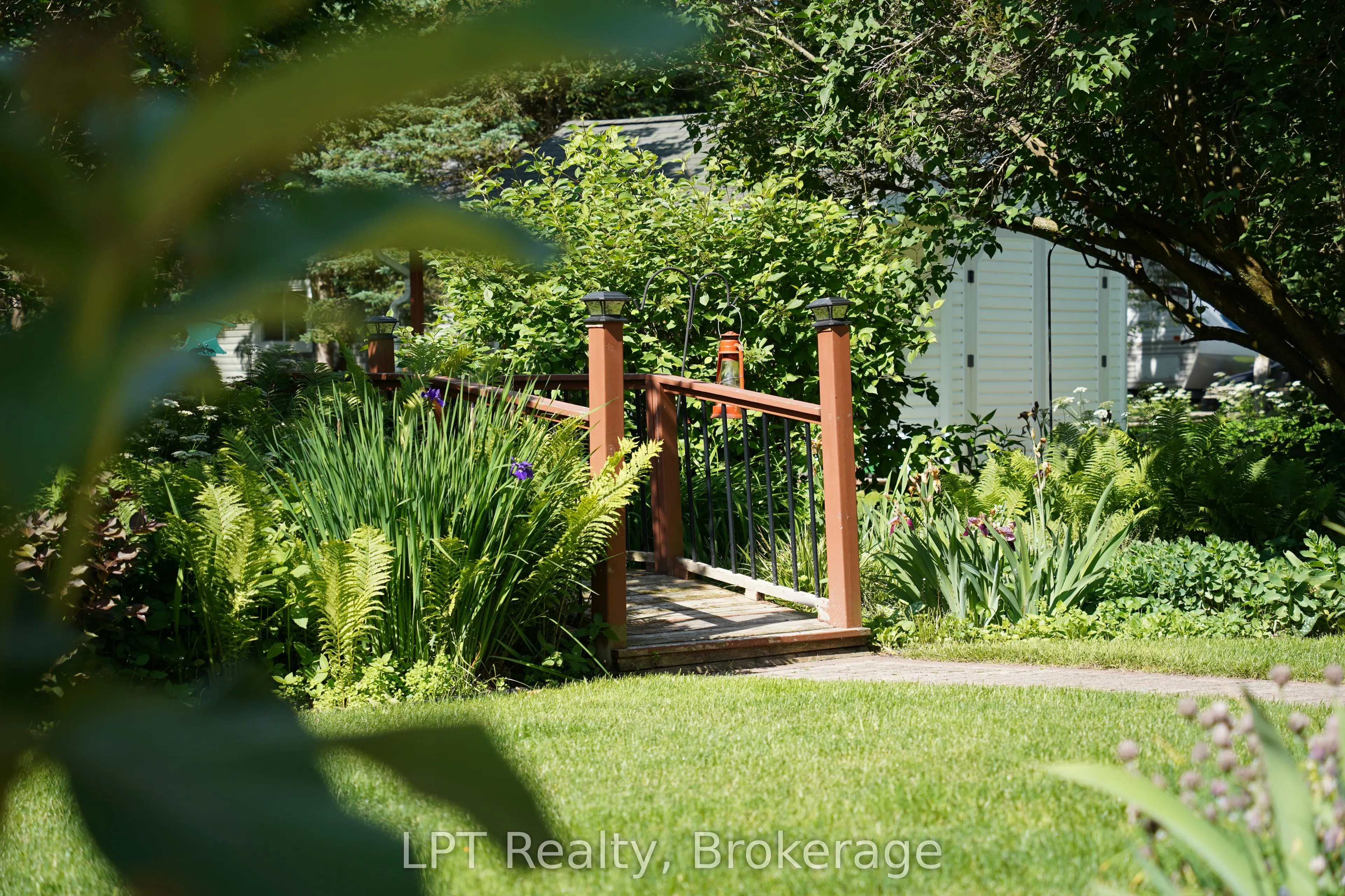 880 16th Street W