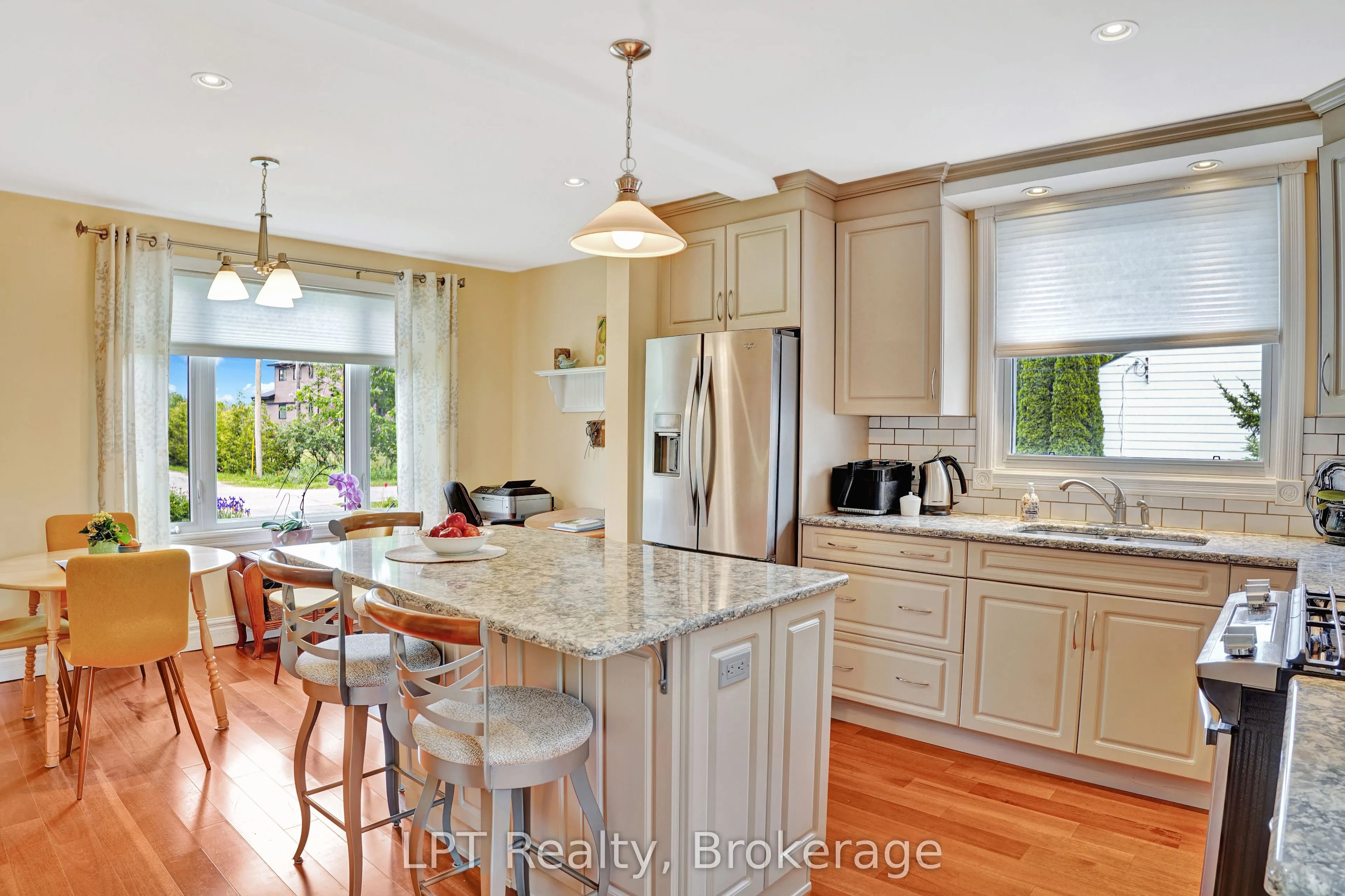 880 16th Street W