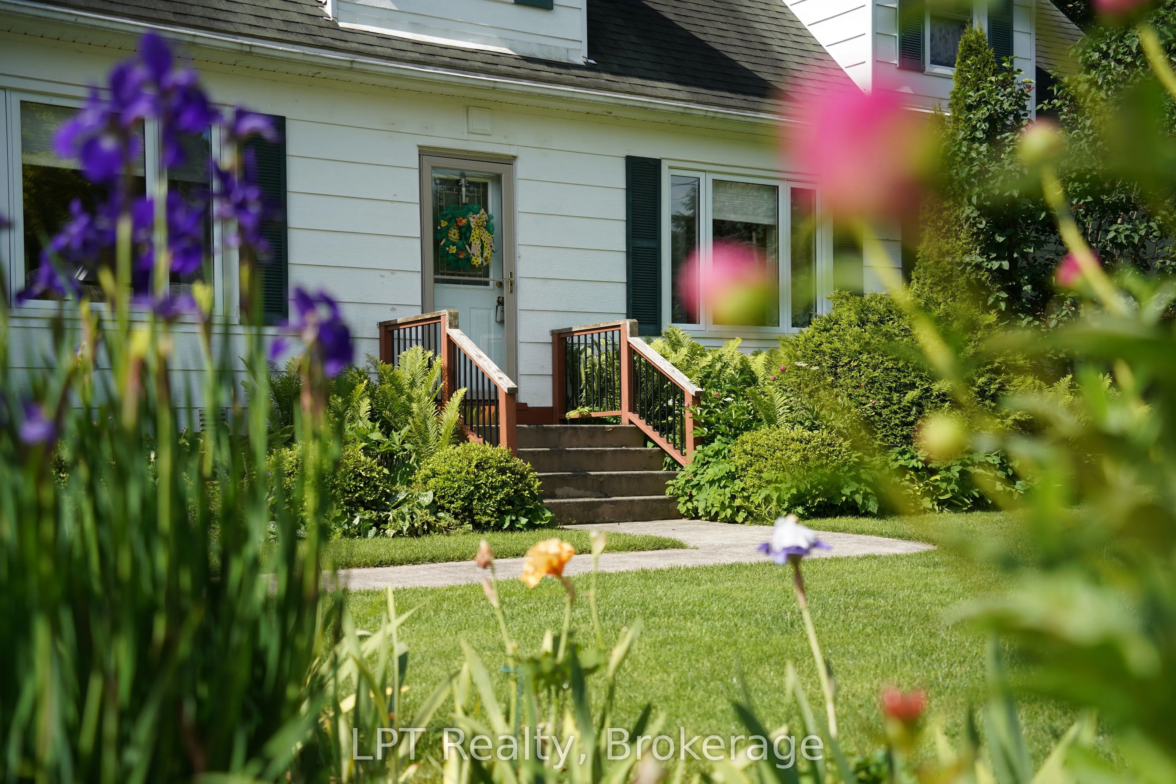 880 16th Street W
