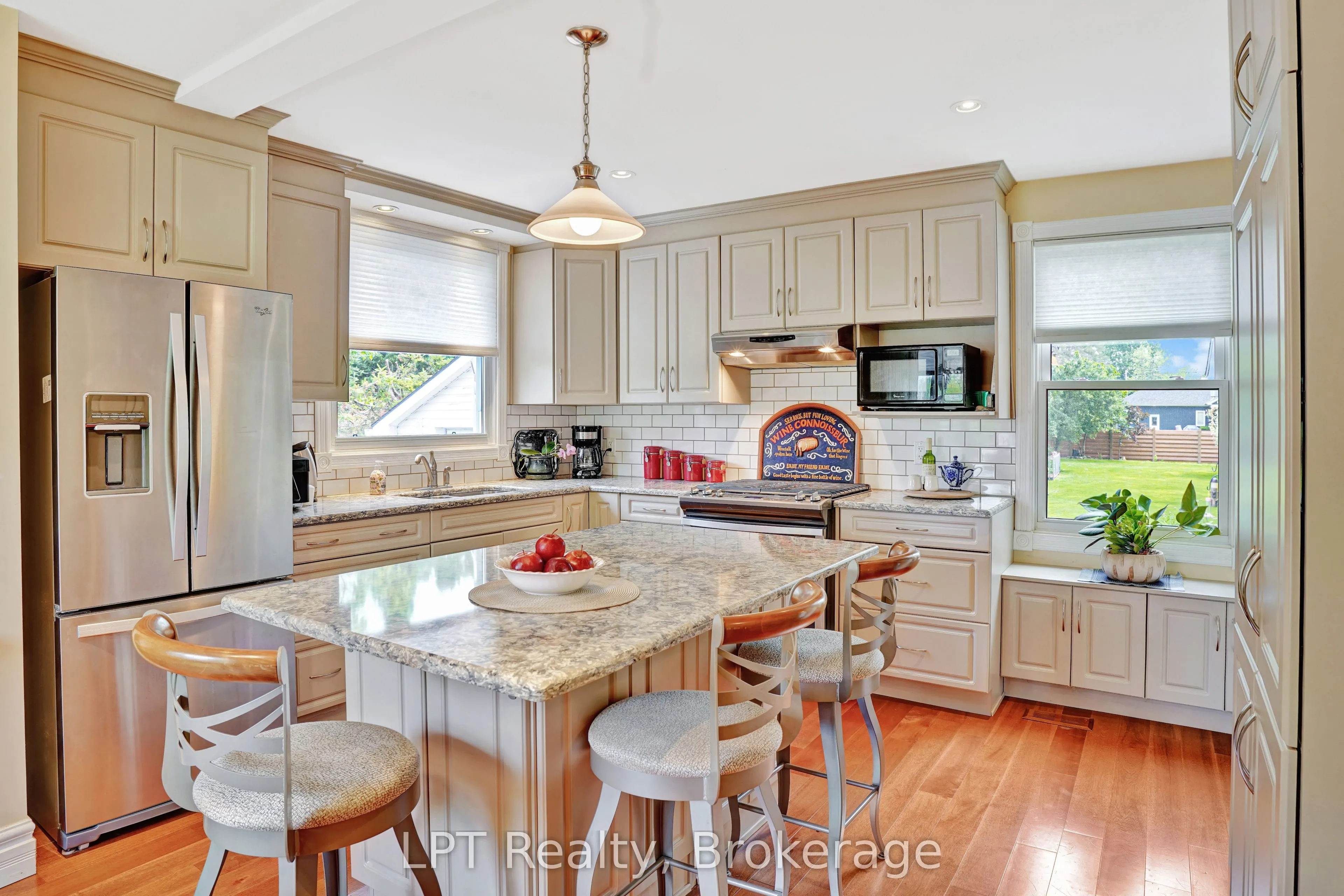 880 16th Street W
