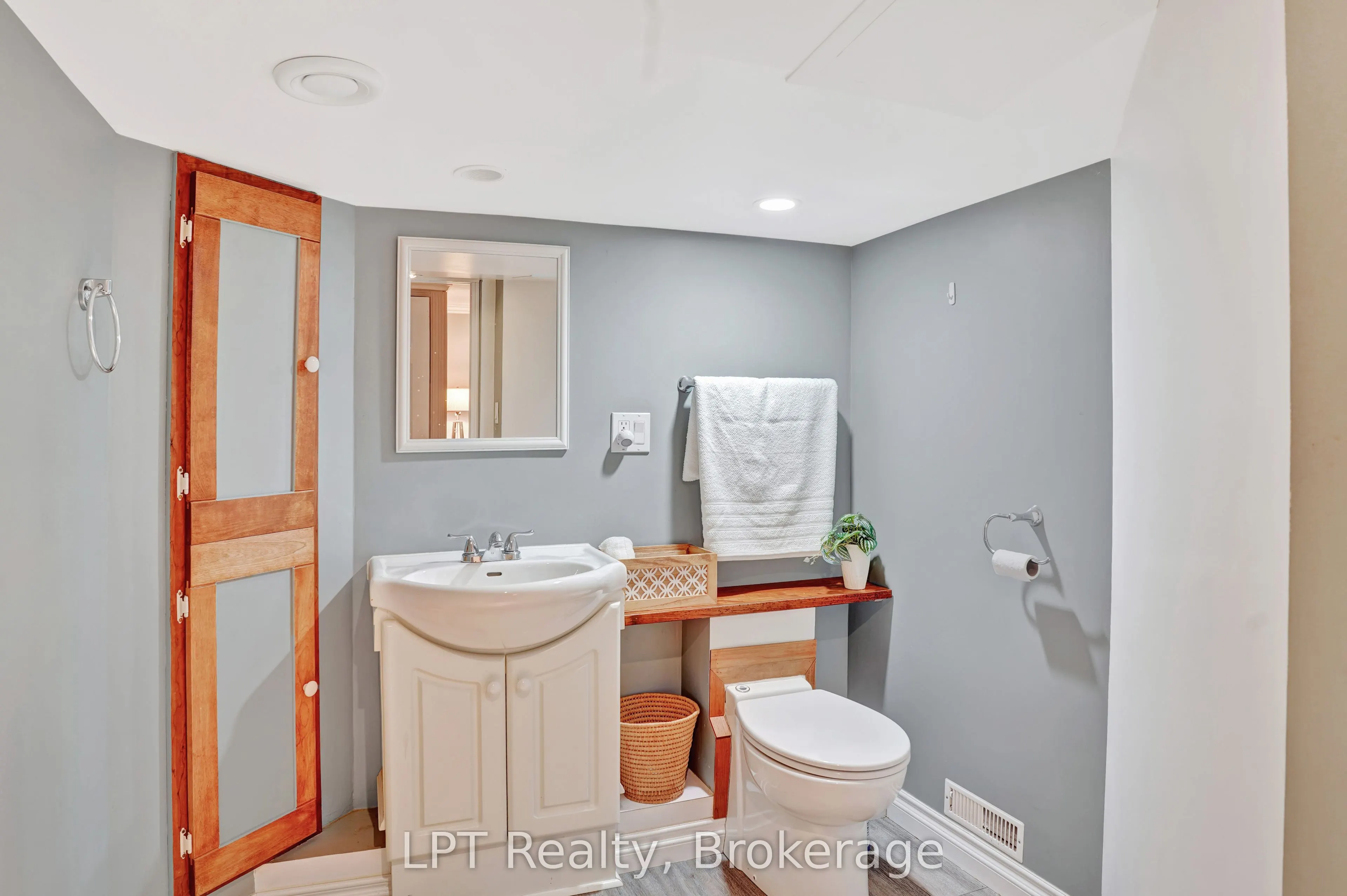 880 16th Street W