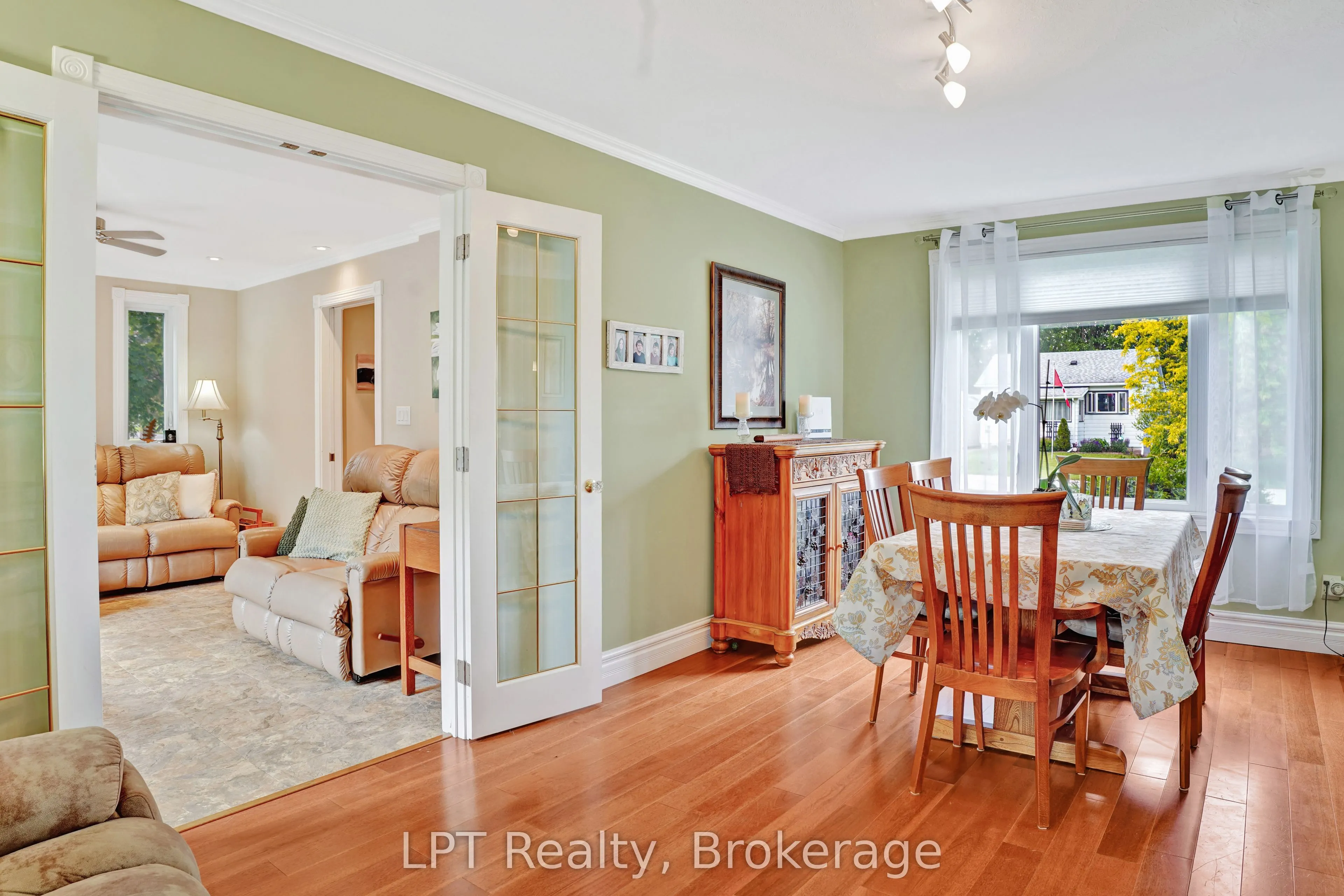 880 16th Street W