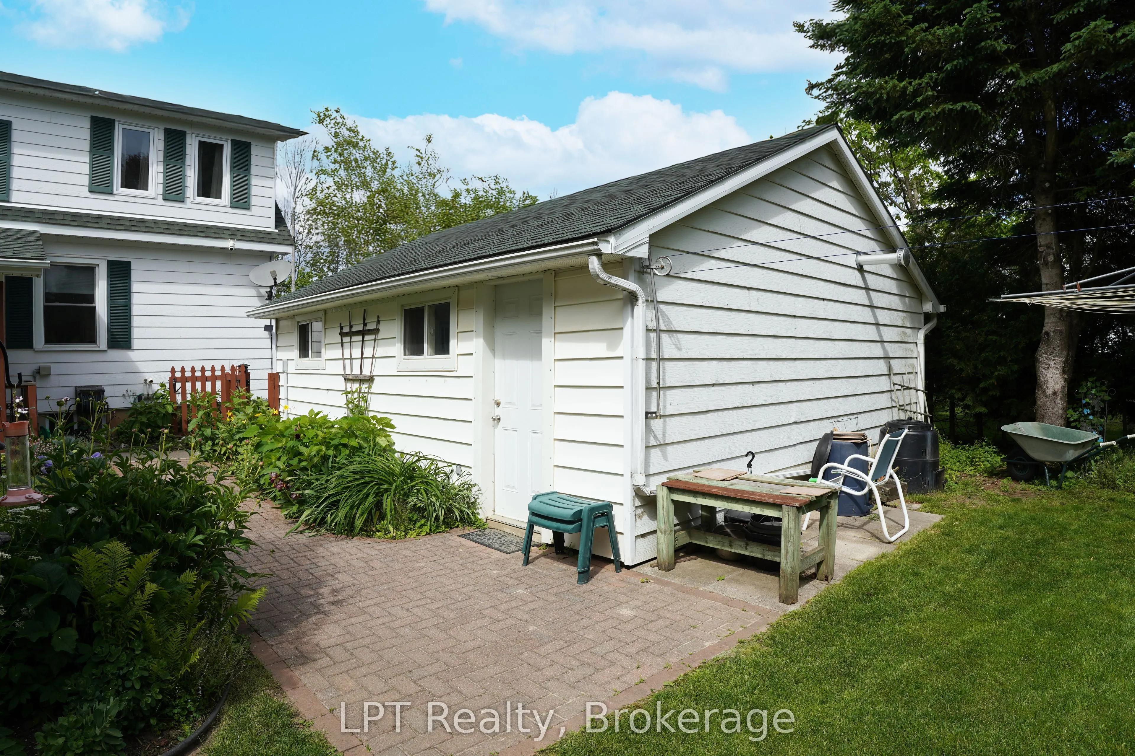 880 16th Street W