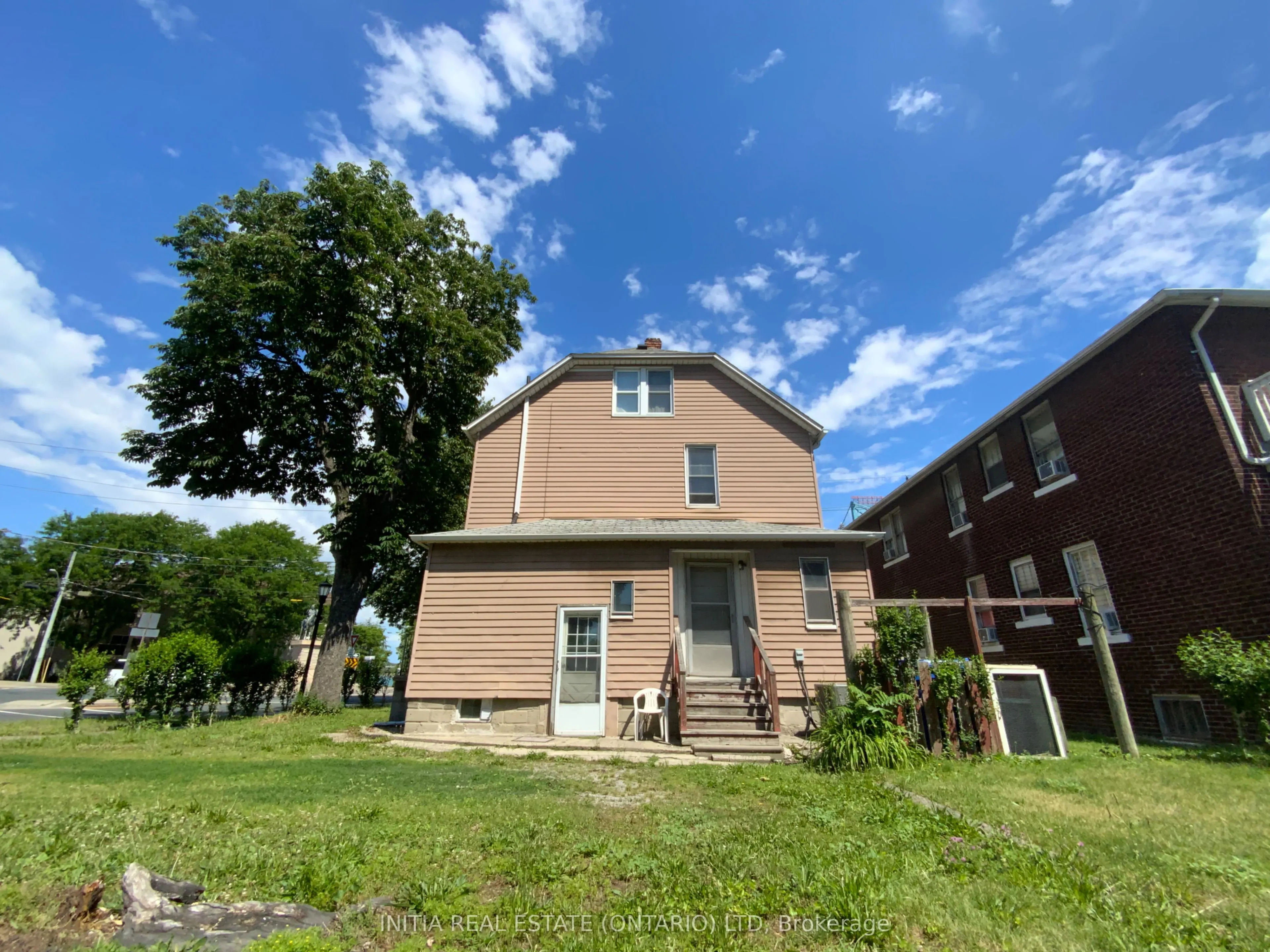 2995 University Avenue W