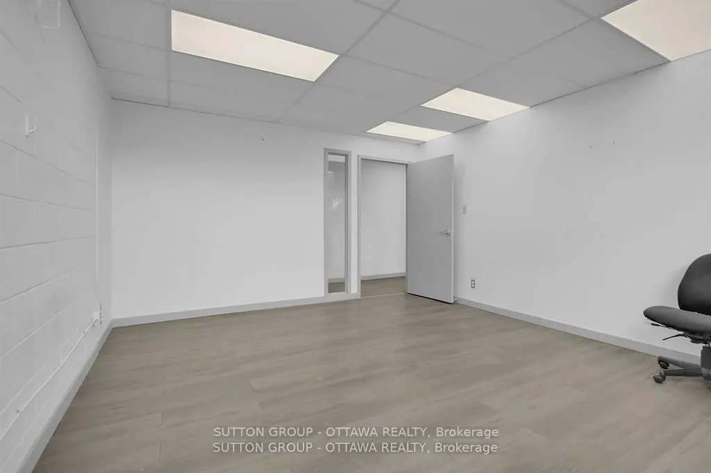 981 Wellington Street W #400